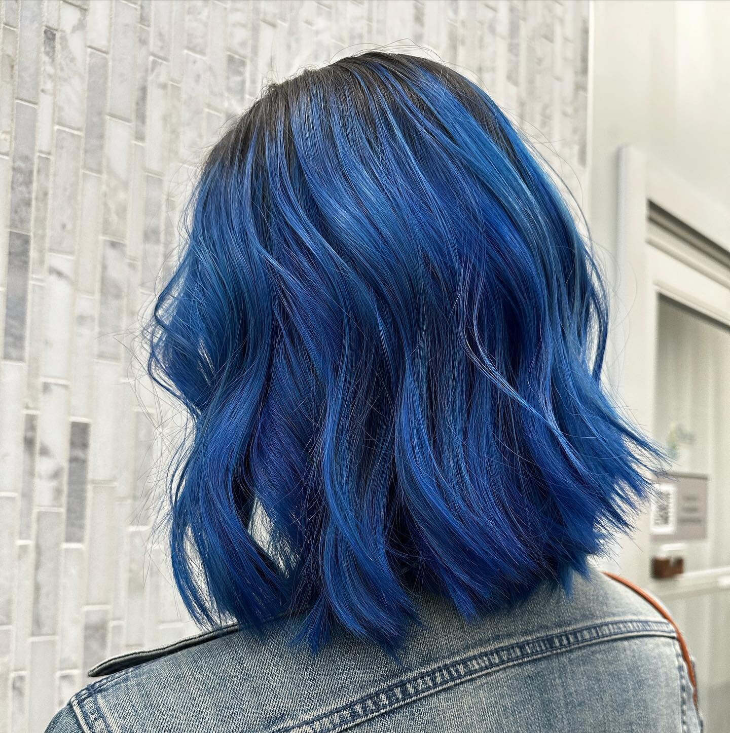 Growing your platinum out? ➡️
Always do something fun before you go back to natural! 💙
@heidiheyheidi  @pulpriothair 
#nightfall