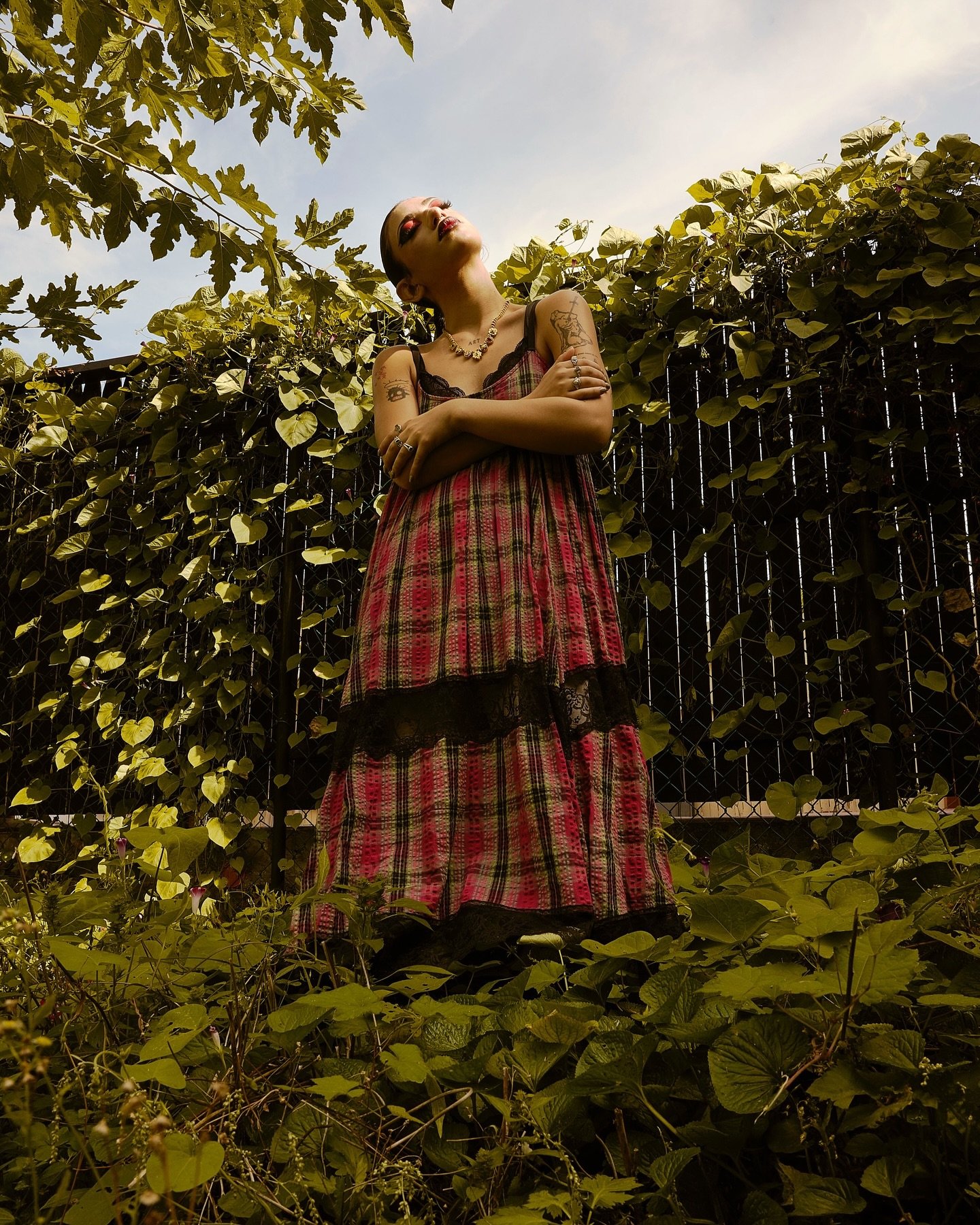Took advantage of the 3 hours we had for our Halloween shoot and had @sofiaquezaire throw on an extra dress @kersplatski brought along and captured these photos! 

For a quick 3/5 minutes we got some good photos!
.
.
.
Model: @sofiaquezaire 
MUA: @ma
