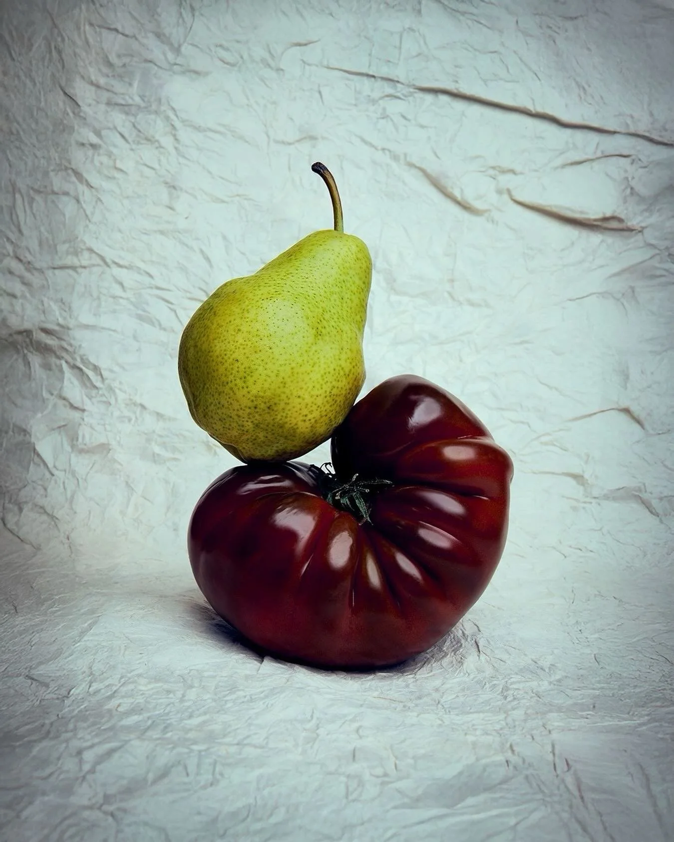 𝙃𝙚𝙡𝙙 𝙞𝙣 𝙏𝙚𝙣𝙨𝙞𝙤𝙣: a quick snapshot of a heirloom tomato and pear I used for a styled product shoot. In-between shooting different products I really loved the contrast these had with one another.