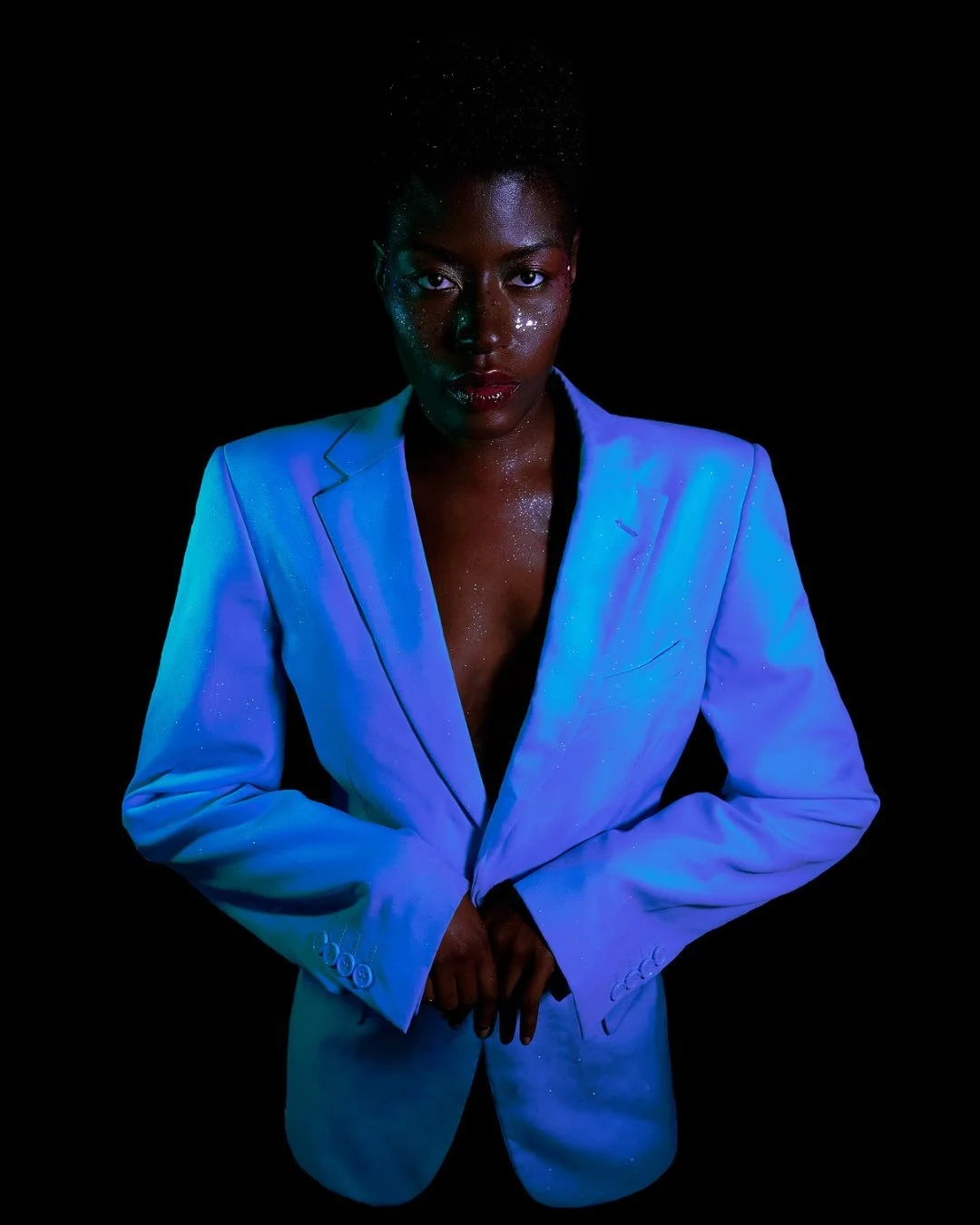 Played around and re-edited a couple photos from this series I shot! 

Felt like they deserved a new post to highlight them 🪩🌟🦋 

The team: 

Model: @bri_sprags 
MUA: @makeupbymoorea 
Photographer and stylist: @visualsbycloee