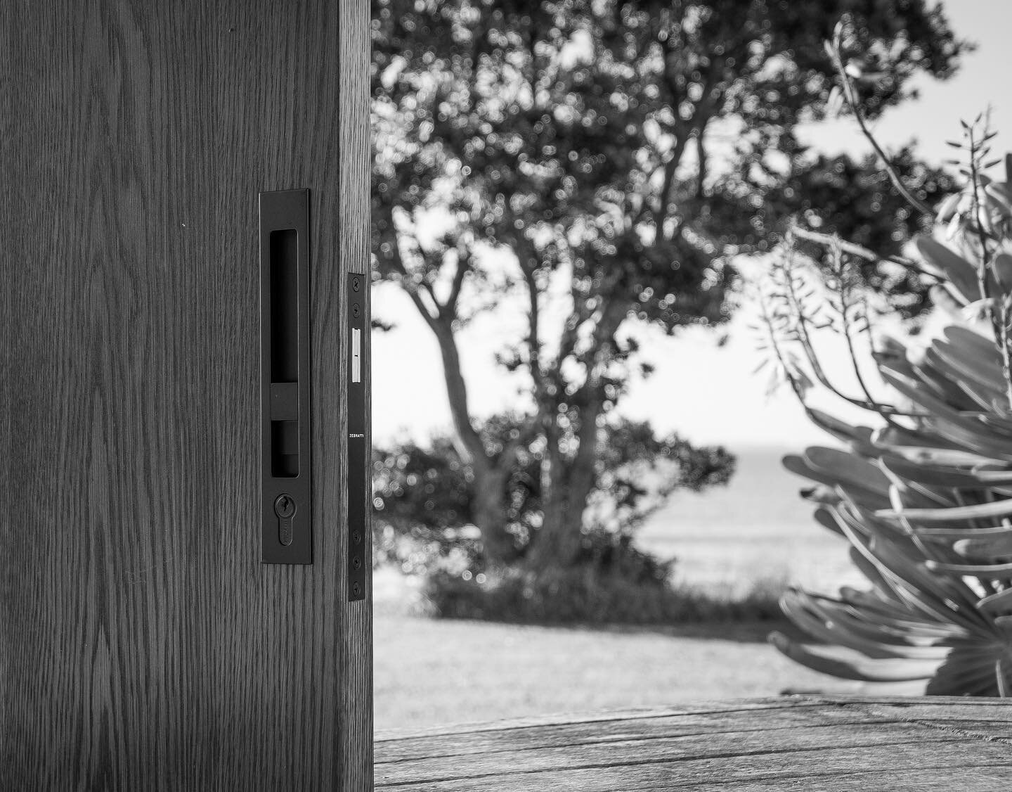 Zebratti flush sliding door lock allowing you to completely open your doors and have your panels stack neatly for a seamless indoor outdoor flow. 
.
.
.
.
.
.
#nzmade #architecture #nzbuilders #timberjoinery #slidingdoor #slidingdoorhardware