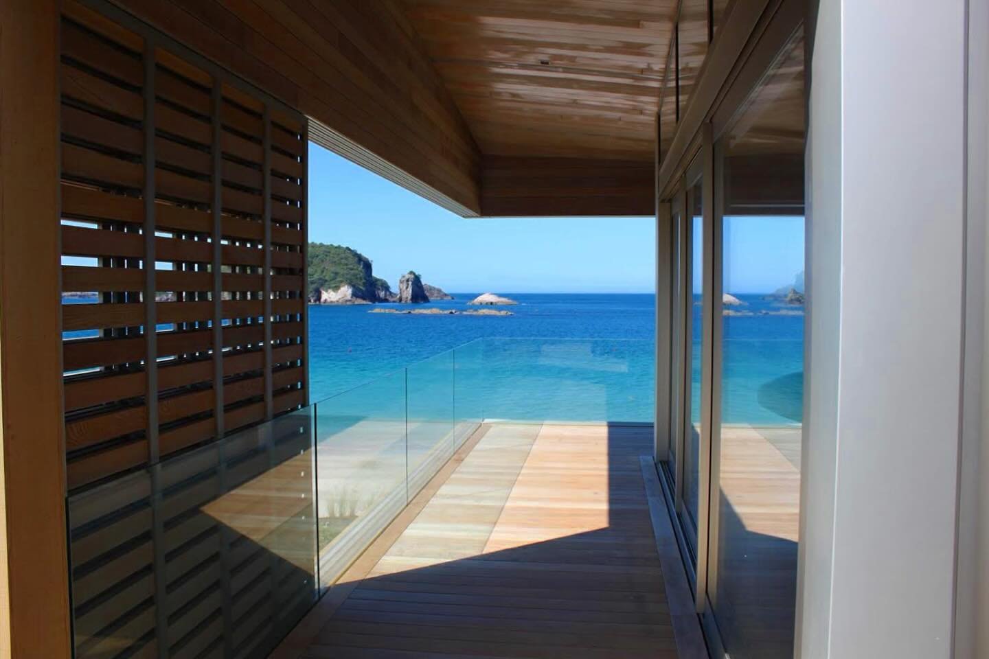 Zebratti sliding hardware used on these beautiful timber shutters on a stunning Hahei home. Shutters by @robertpiacun at Grand Vue Joinery.