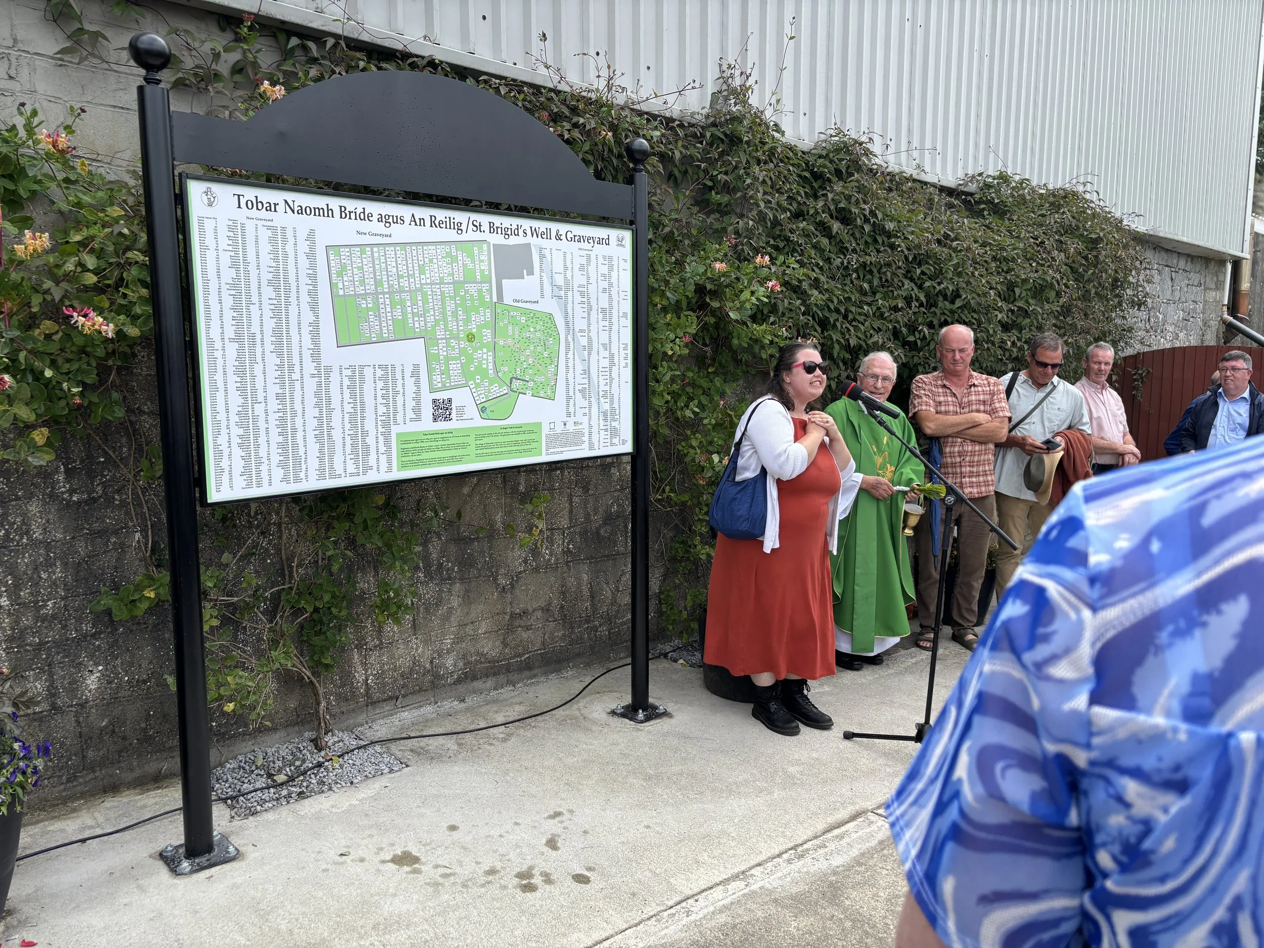 Wendy speaking at the unveiling of the Ballintubber Cemetery Map in Ballintubber, County Roscommon, Ireland in Summer 2025. 