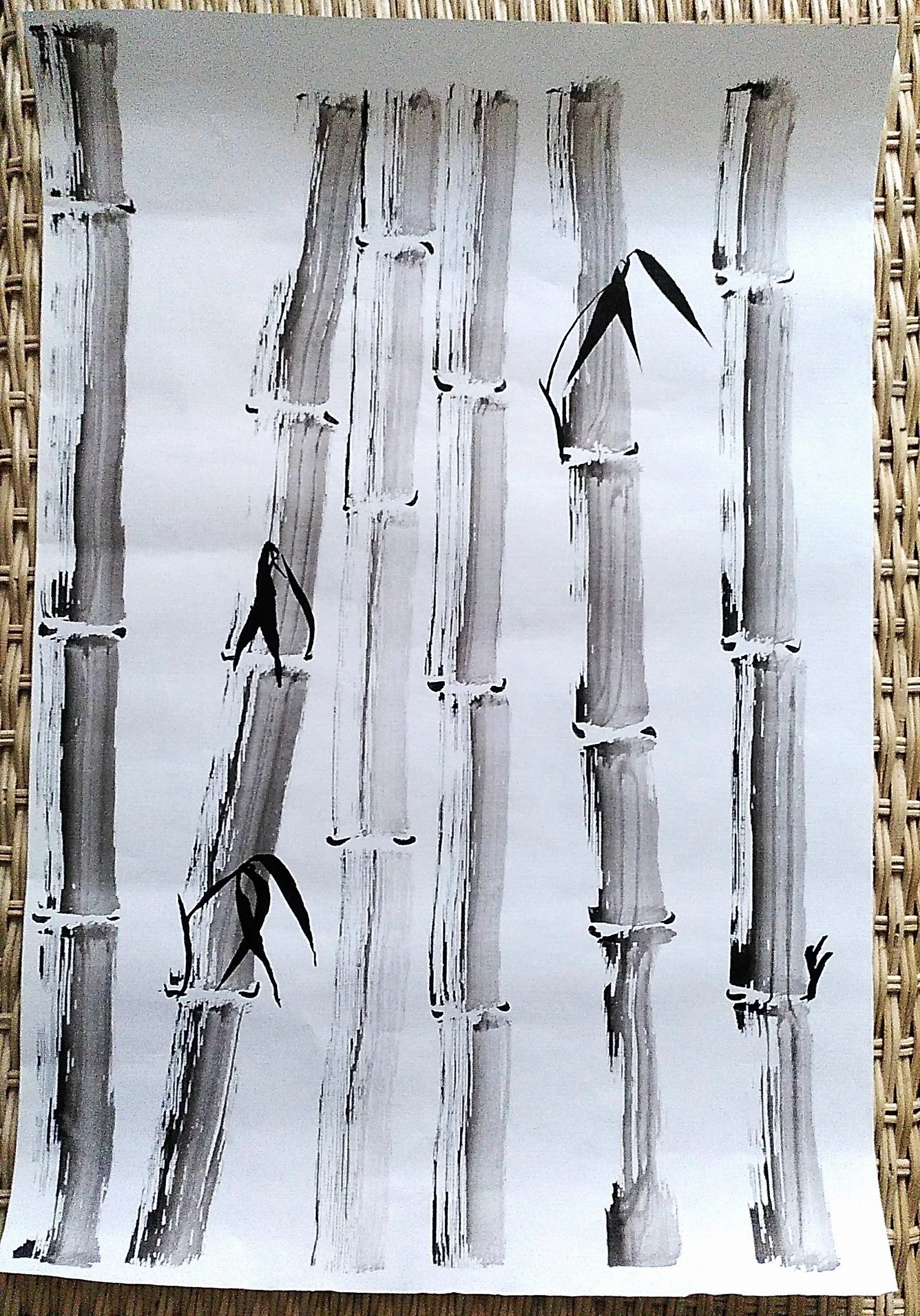Pincée de bambous en peinture monochrome avec quelques feuilles noires