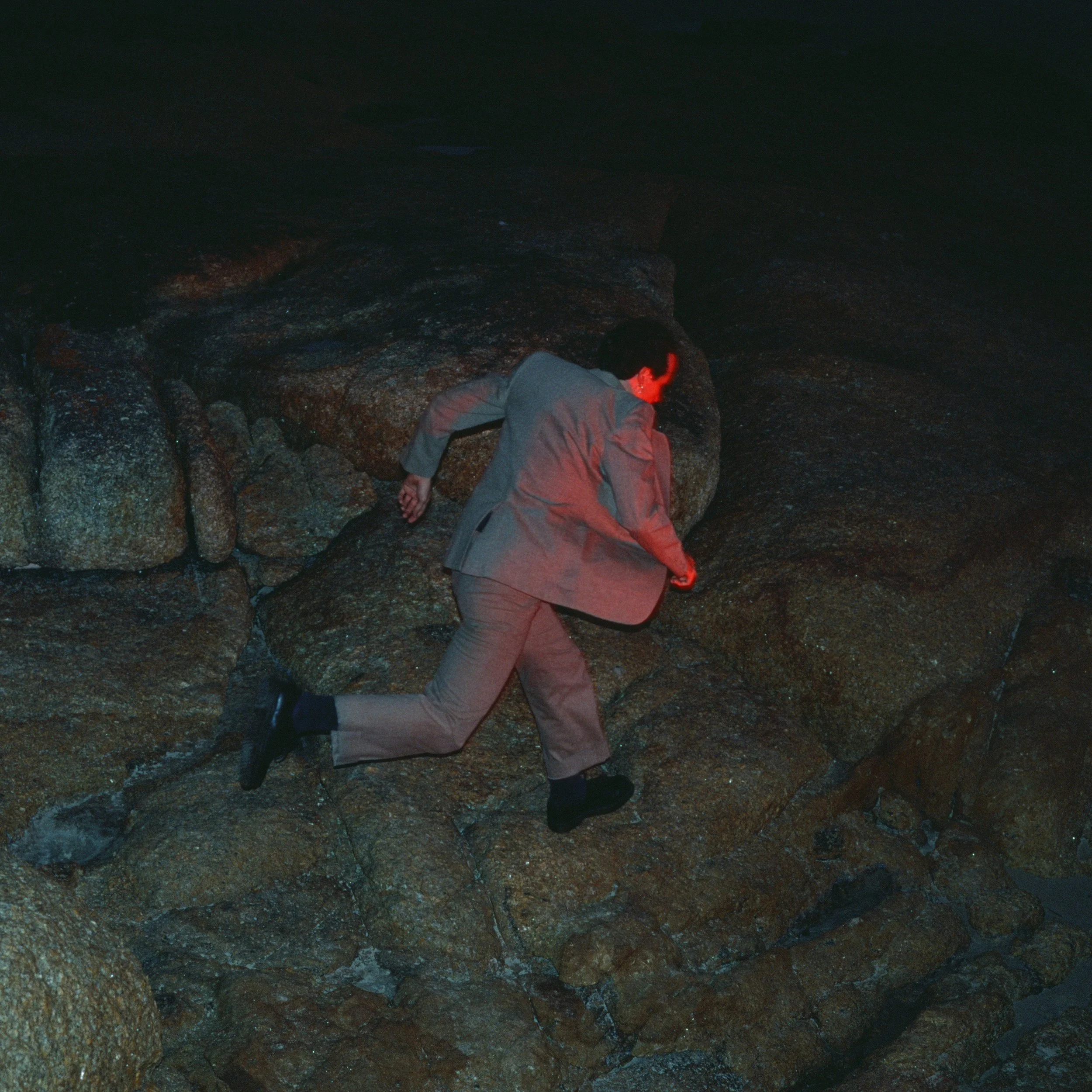 DARVID THOR RELEASES A SURREAL AND CINEMATIC LYNCHIAN FILM CLIP FOR “BE THERE / ANEMOIA”