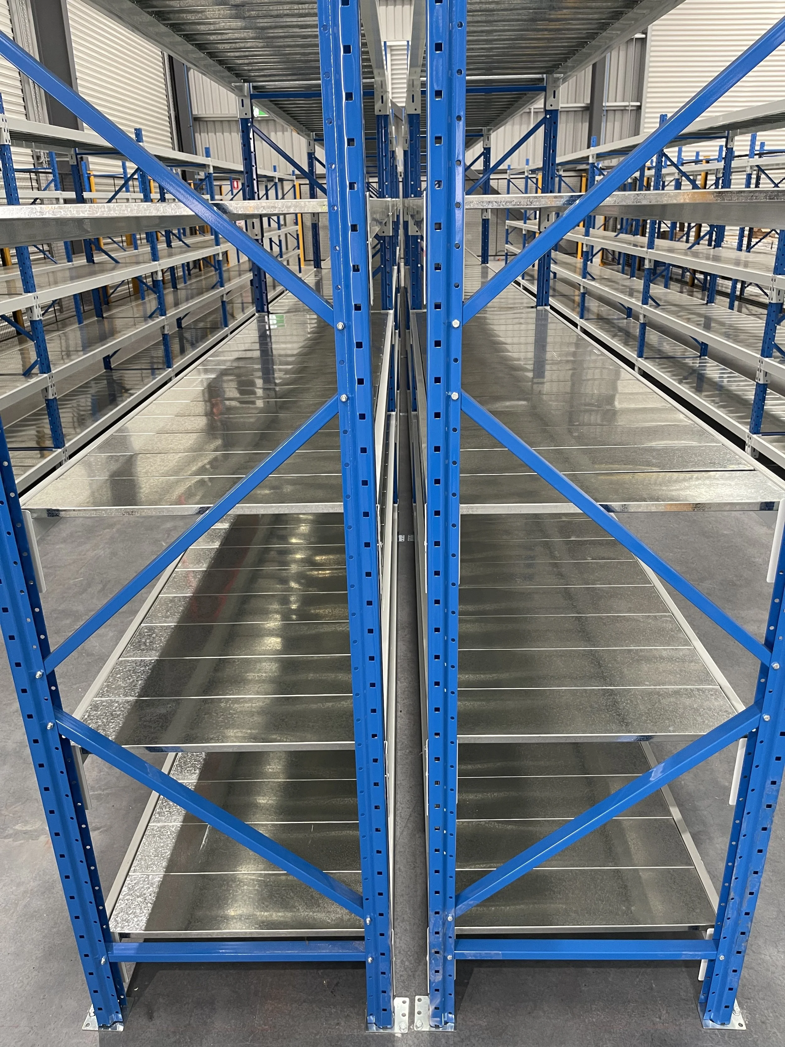 Long-span shelving storage solution for warehouse
