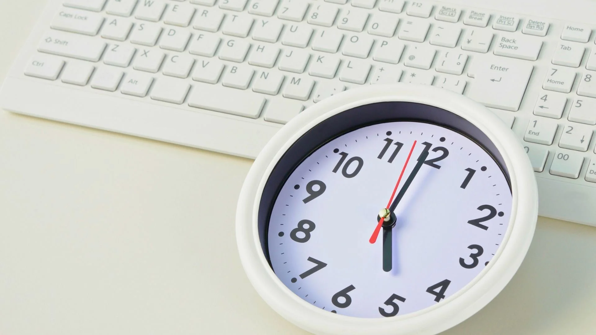 Clock and computer keyboard representing adjusted business hours in Arab countries during Ramadan
