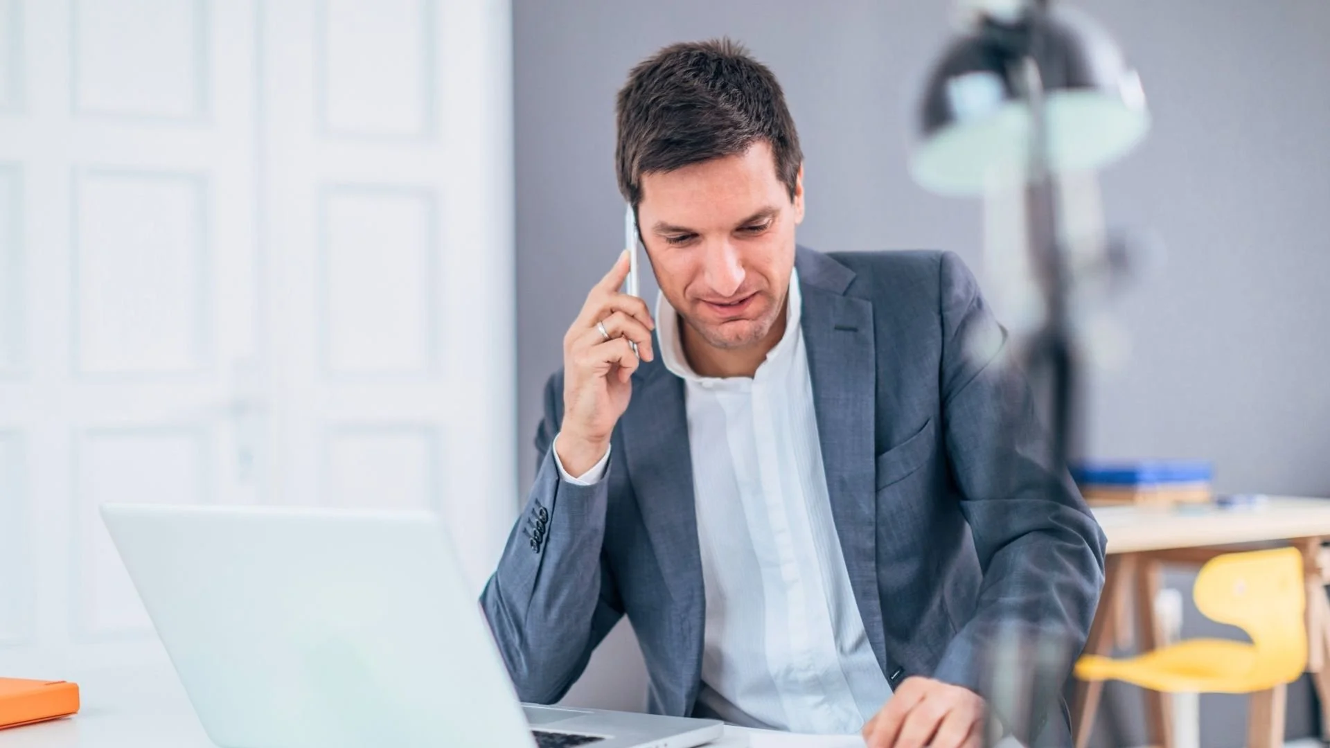 Professional following up after a networking event, using Arabic for business communication