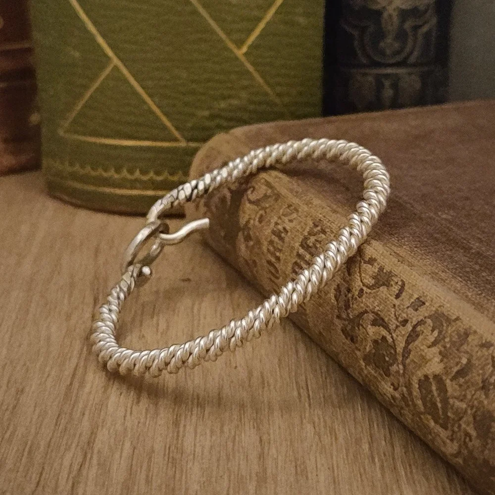 Trippeltvinnat, krok i ögla, silver - 640 kr.jpg