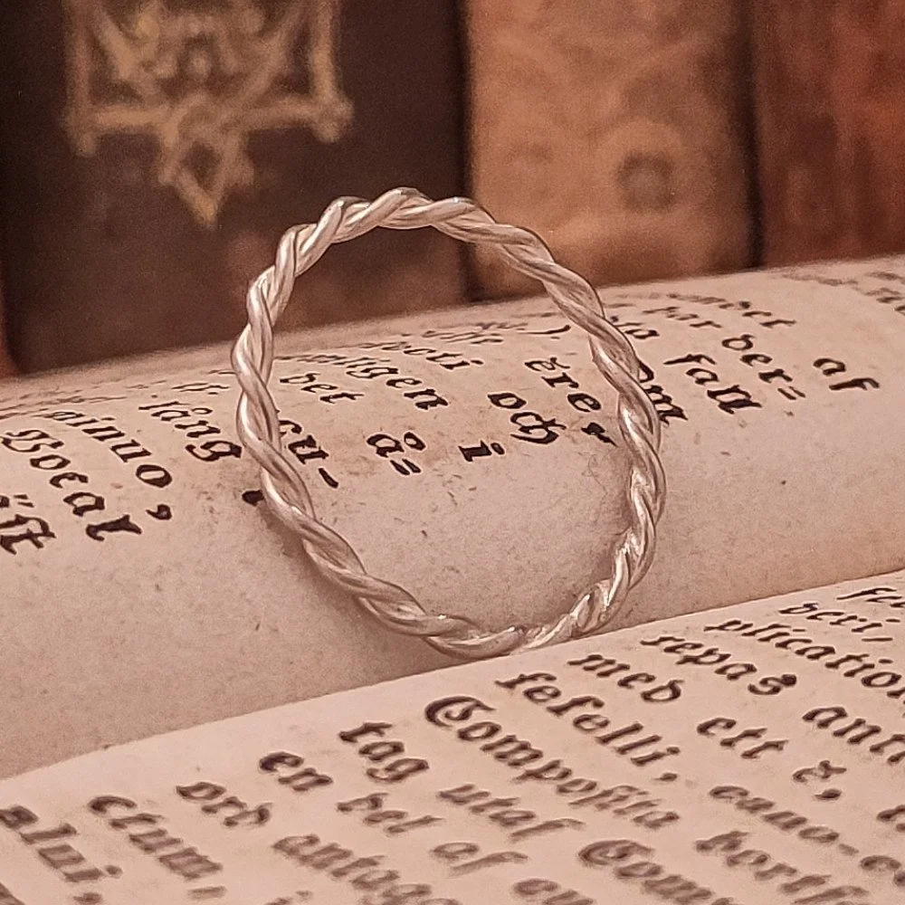 Ring, enkelt tvinnad, liten.jpg