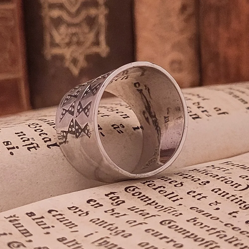 Ring, stämplad, Från sidan.jpg