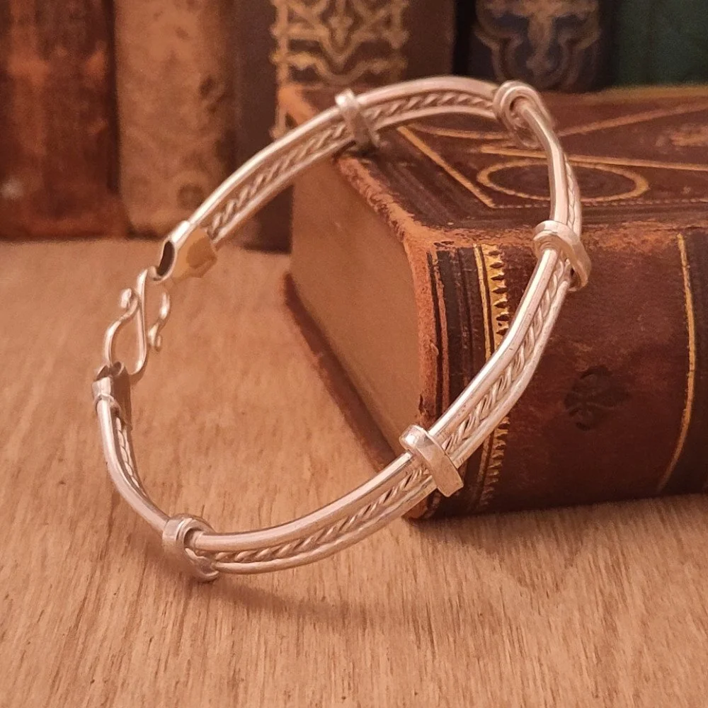 Bracelet with clasps