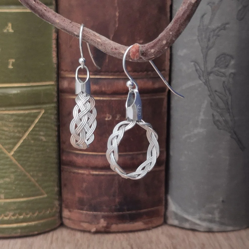 Örhängen av platt fläta