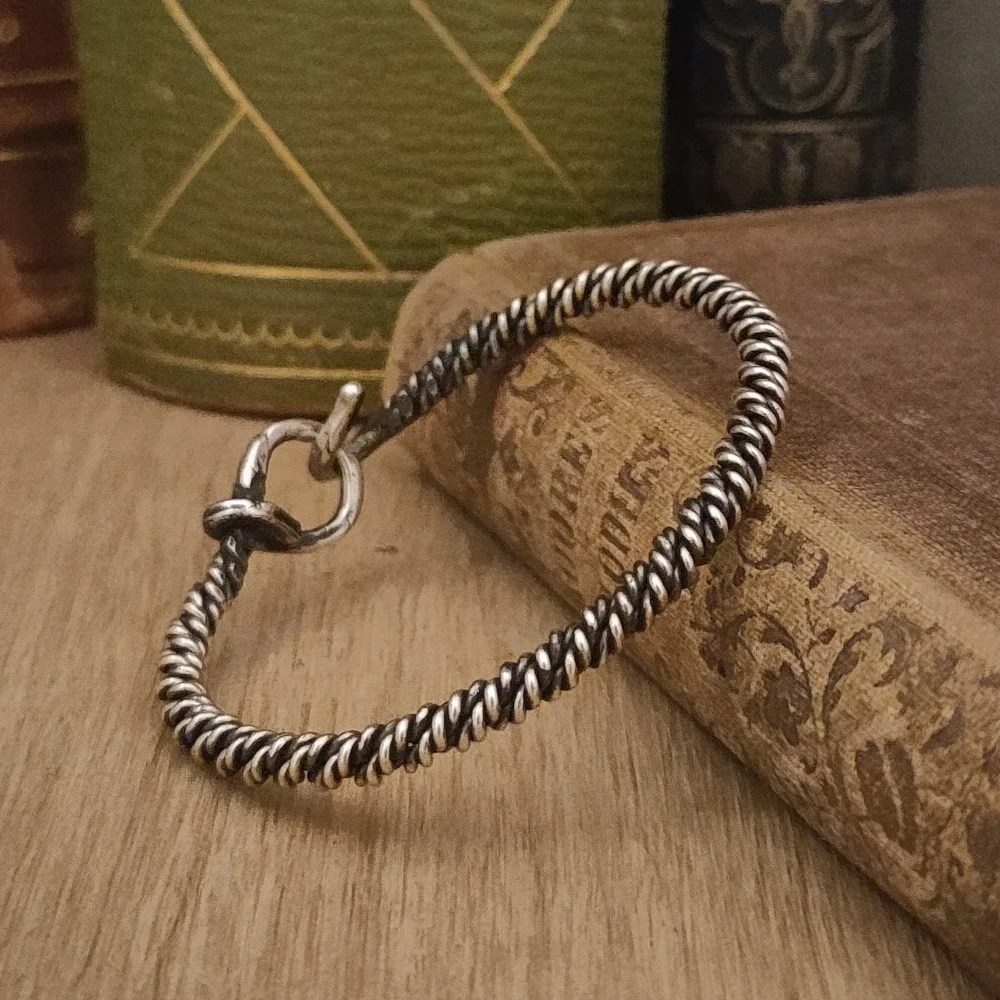 Trippeltvinnat, krok i ögla, oxid - 720 kr.jpg