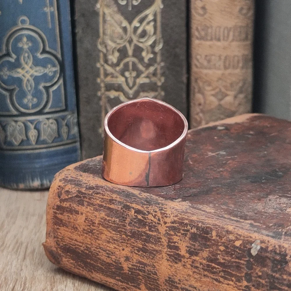 Stämplad ring - brons - bak.jpg