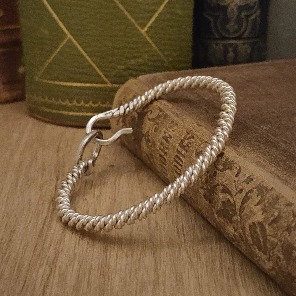 Trippeltvinnat, krok i ögla, silver - 670 kr.jpg