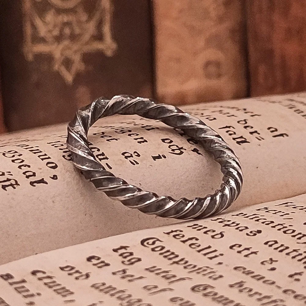 Ring, fyrkantig tråd, stor.jpg