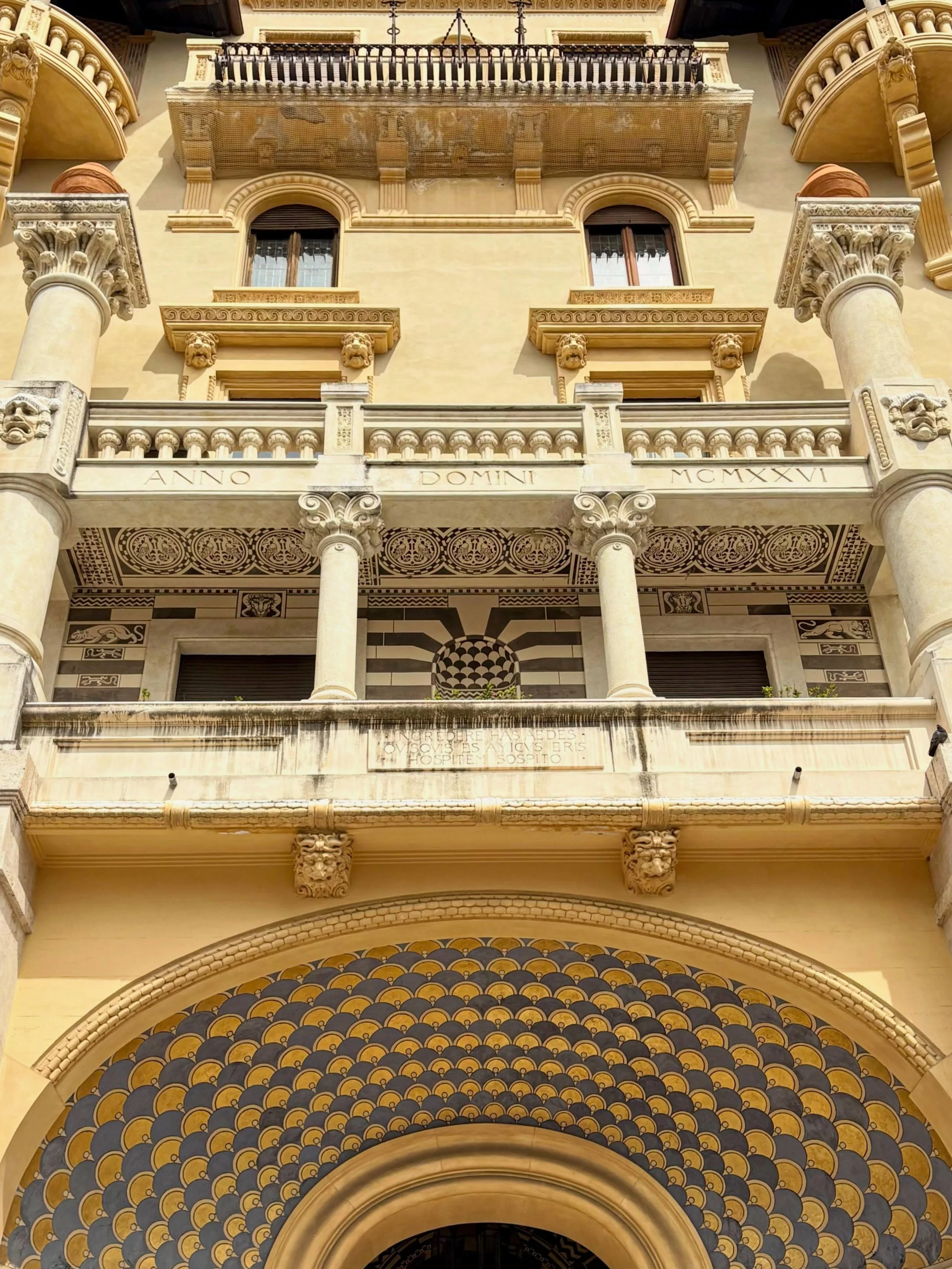 Copped&egrave; fav facades trittico pt.2 
Palazzo senza nome ~ 1926: Arches, mosaics and symbolic inscriptions.