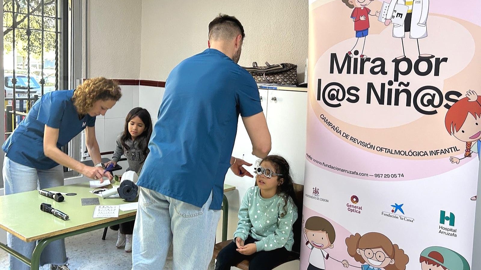 Inicio de la segunda fase de la campaña ‘Mira por l@s niñ@s’ con la revisión oftalmológica de los menores de las oenegés Iemakaie y Aperfosa