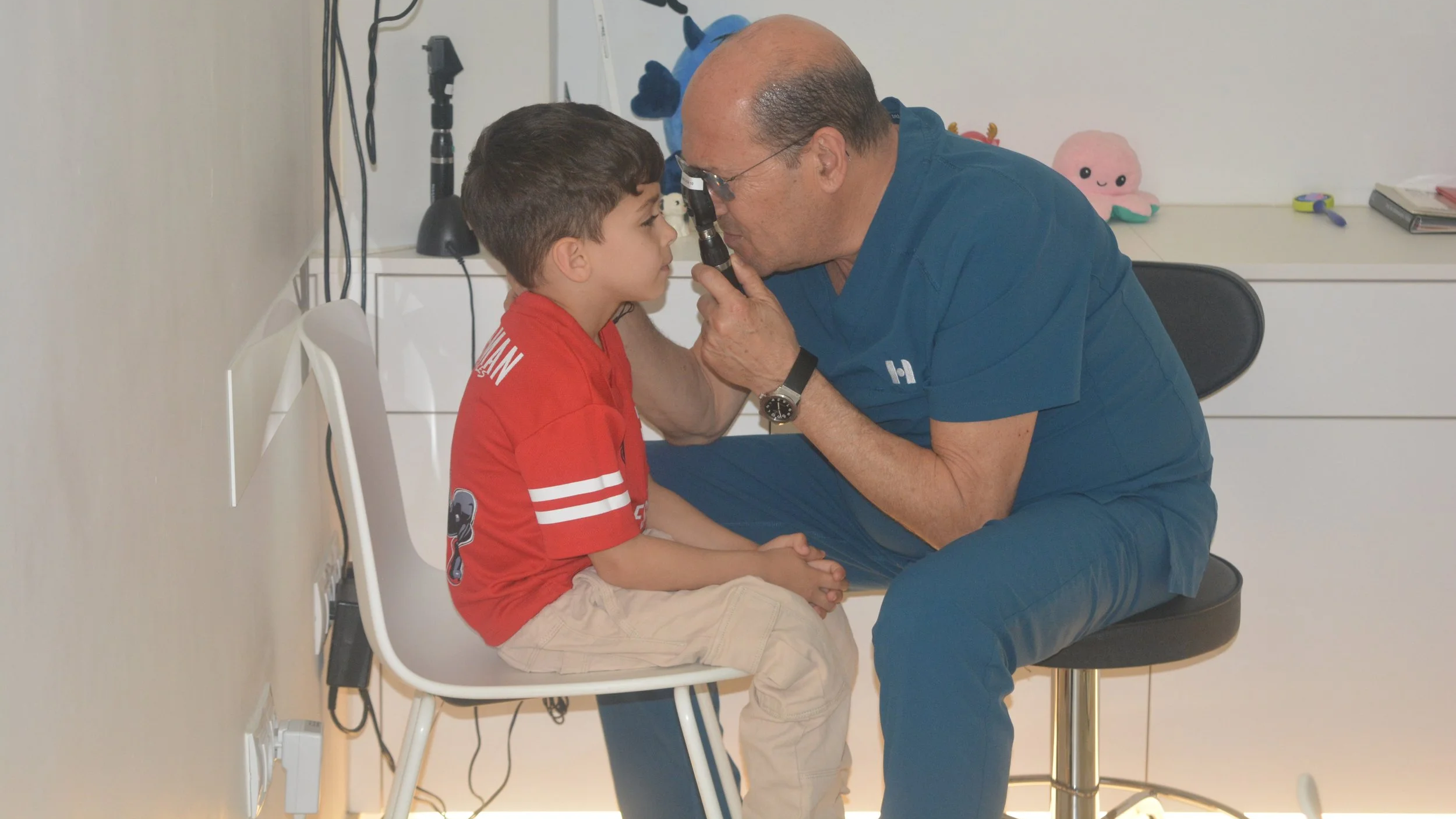 Fundación Arruzafa revisa a 206 escolares en la primera fase de la campaña oftalmológica ‘Mira por l@s niñ@s’ 2026