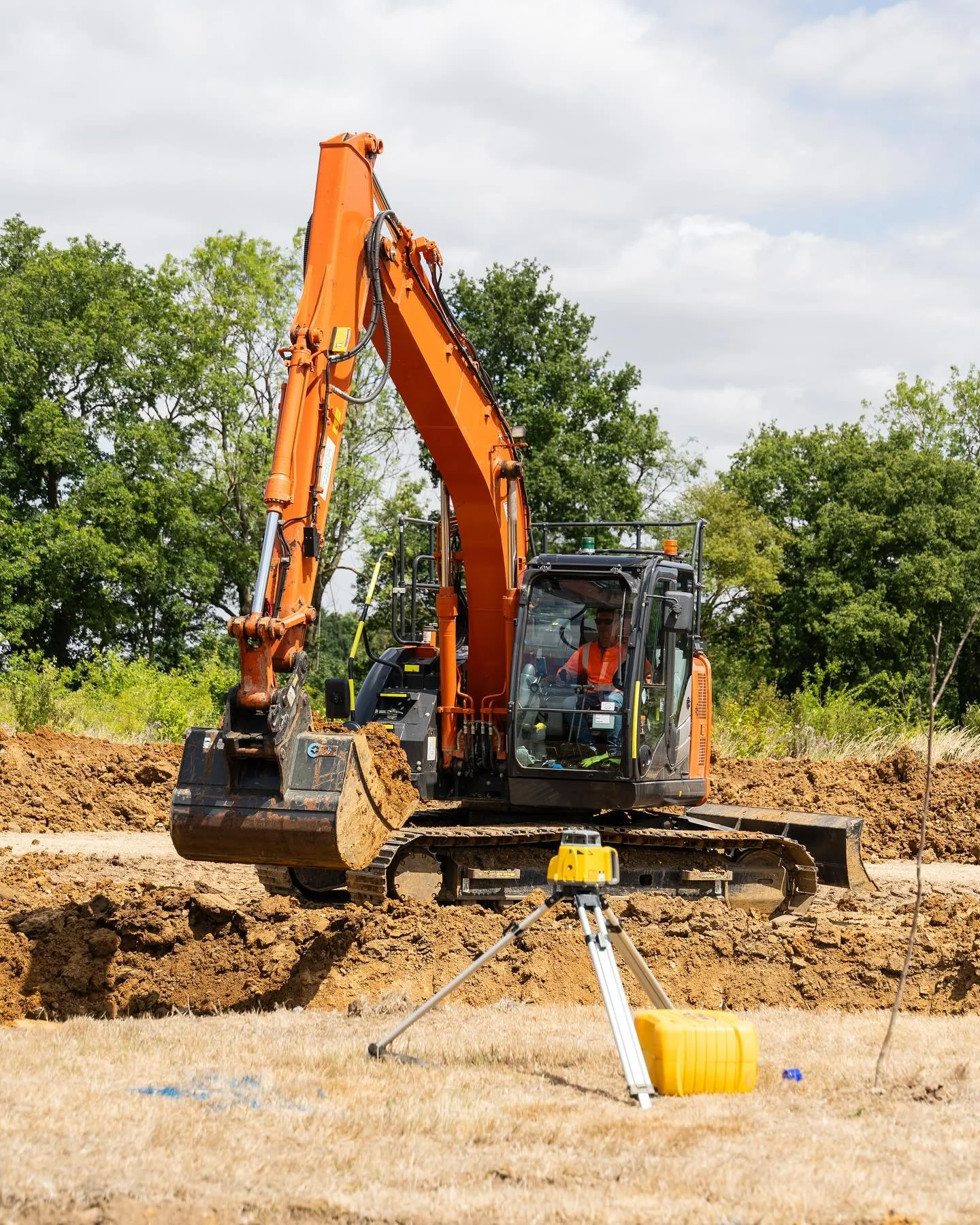 Another pond in the making over in West Suffolk! 🦆🐟

#suffolk #construction #excavator #dumper #machinery #hitachi #pond #fyp #digging #working #farm #agri