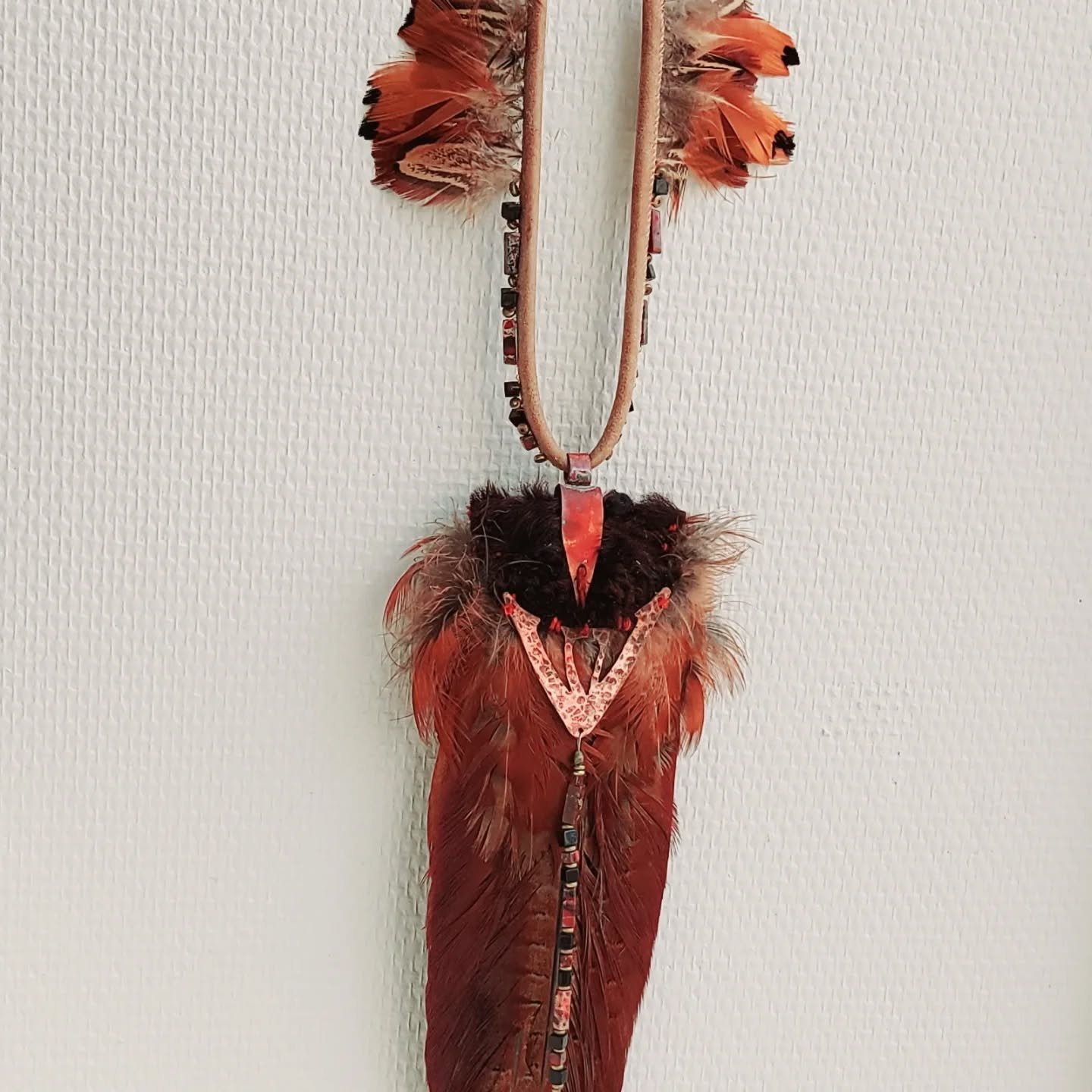 #collier
#faisant
#statementjewelry 
#avendre  chez L' &Eacute;toile , Lormes
#exposition
Cuivre, Queue de faisan , jaspe , cuir