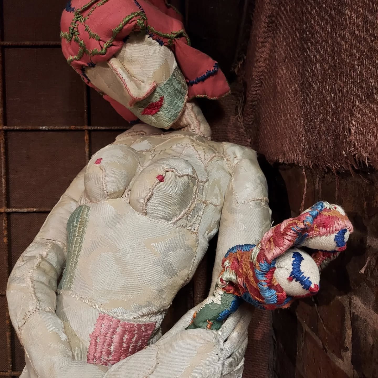#fabuloserie 
Aujourd&rsquo;hui, j&rsquo;ai visit&eacute; le Fabuloserie &agrave; Dicy. Quel beau mus&eacute;e. Je pouvais respirer librement et j&rsquo;&eacute;tais touch&eacute;e et inspir&eacute;e.
#artbrut #outsiderart