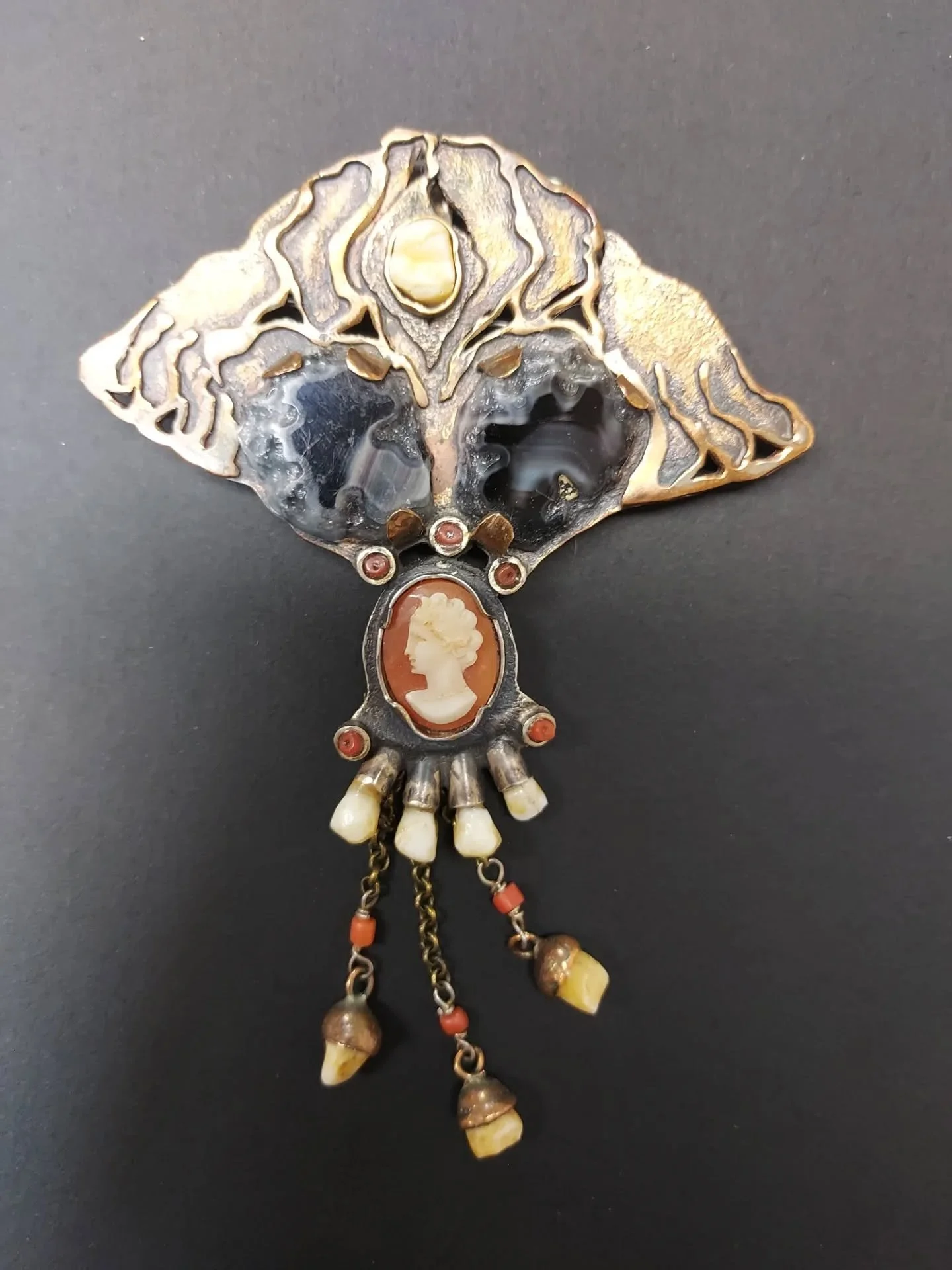 Objet de pouvoir fabriqu&eacute; sur mesure. 
Il relie celui qui le porte au champ ancestral.
#objetdepouvoir 
#anc&ecirc;tres 
bronze, argent, onyx, corail, cam&eacute;e, dents
#artdelasource