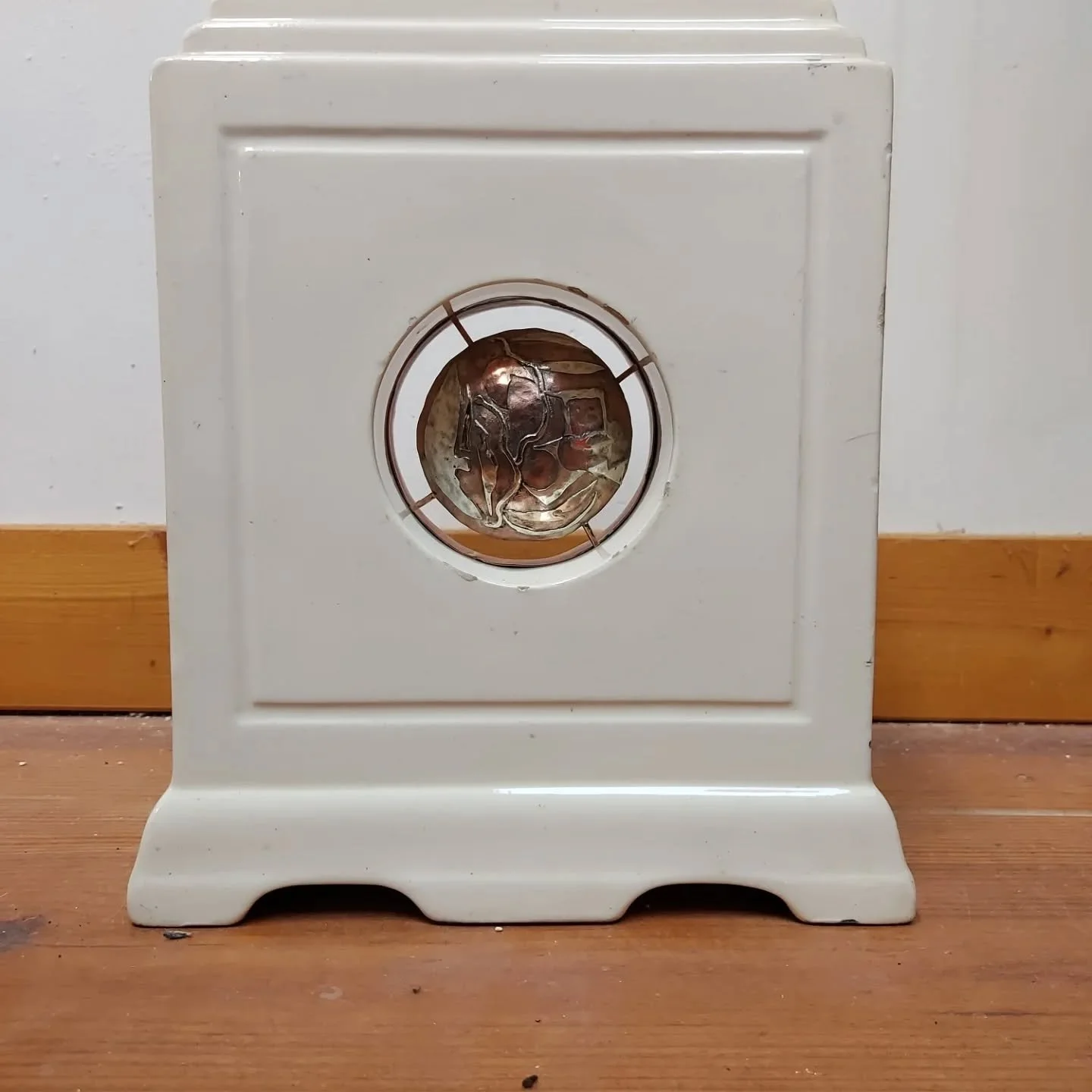 #reliquaire 
#Reliekhouder
Oude porceleinen klokhouder , met reservoir van koper en zilver. Verkocht
ancienne porte-horloge en porcelaine avec r&eacute;servoir en cuivre et argent. Vendu
#artdelasource