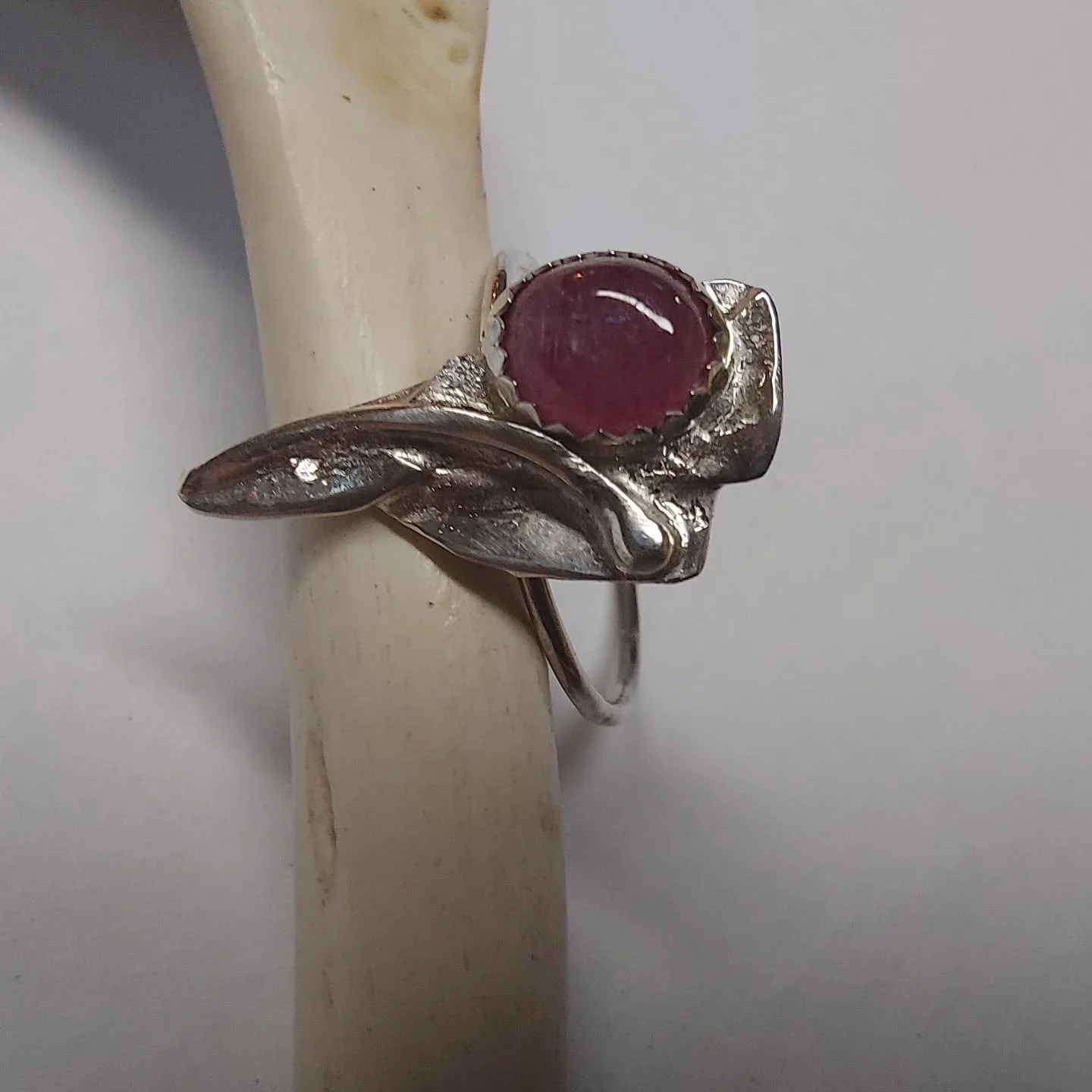 #bagueargent 
#rubis 
#artdelasource 
#avendre