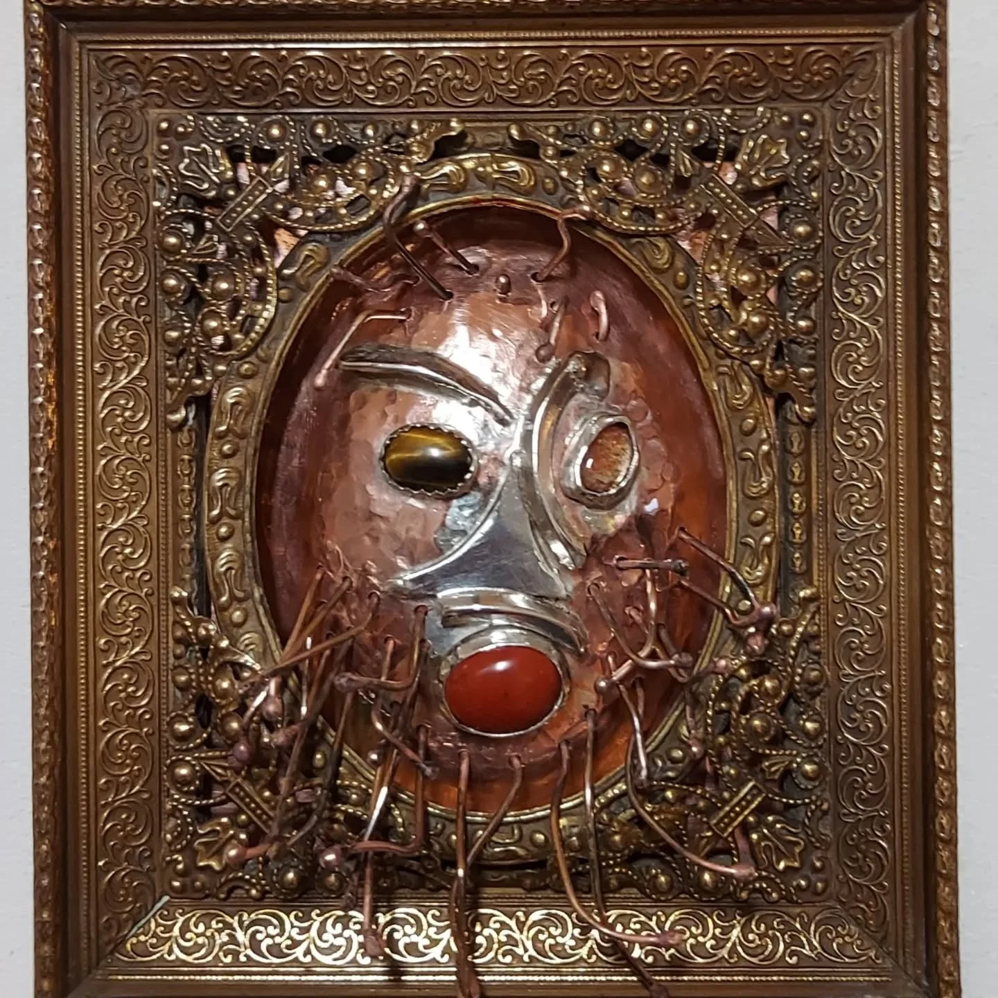 #portrait 9,5x8,3 cm
Cuivre, laiton , argent , pierre de soleil , oeil de tigre , jaspe.
#artdelasource