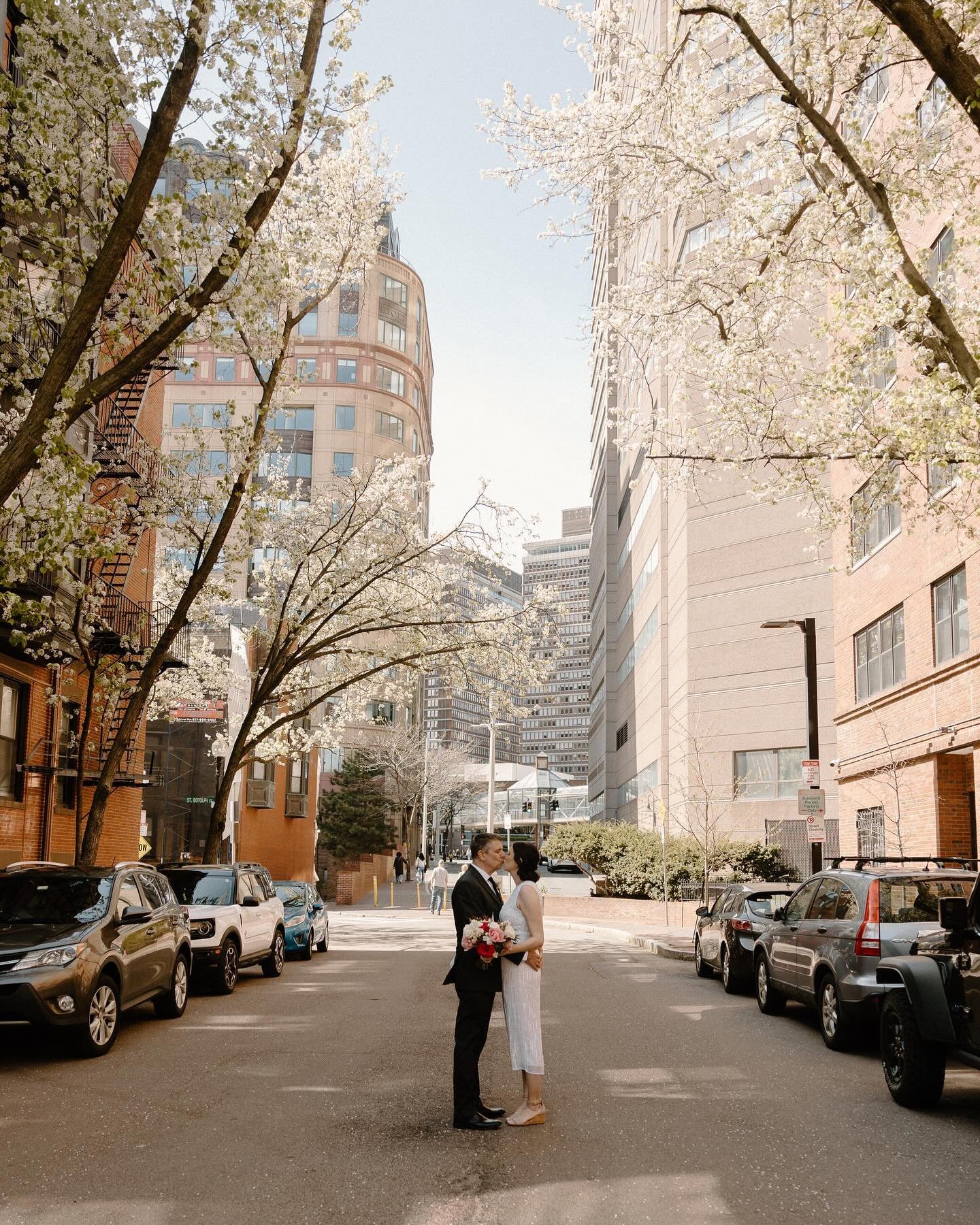 The most perfect photo that represents love and spring in Boston 🩷🌿

📷: @ninaweinsteinphotography 
💐: @glorias_blooms 

  #bostonwedding #springtime #cherryblossoms #springwedding #thecity #springisintheair #love