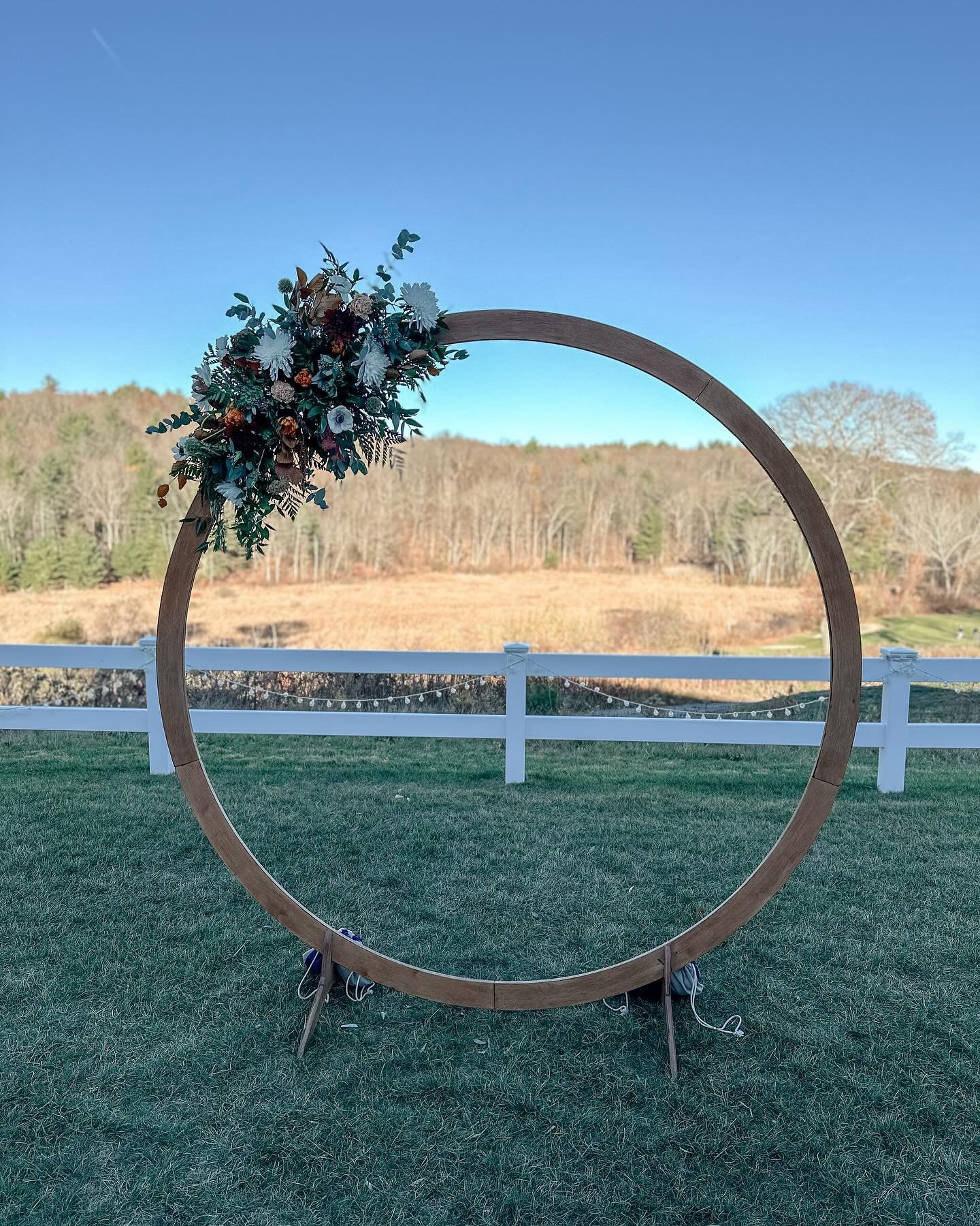The arch florals for T+B&rsquo;s wedding. I truly love fall florals 🍂🤍🌿🍁

#fallwedding #ceremonyflorals #archflorals #circlearch #autumninnewengland #bostonfloraldesign