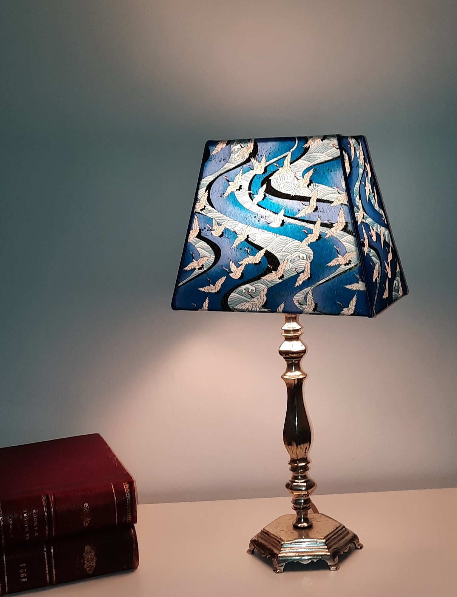 Lampe à poser pied en argent et abat-jour rectangle en papier japonais bleu