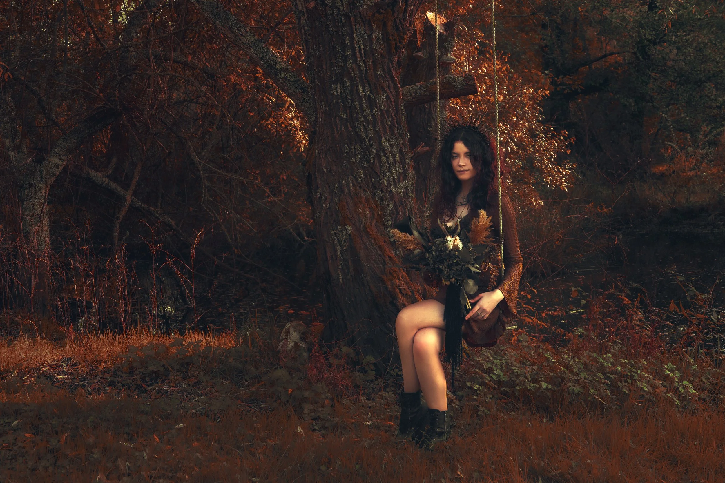 Scène mystérieuse dans un sous-bois. Portrait féminin onirique capturé en Dordogne.