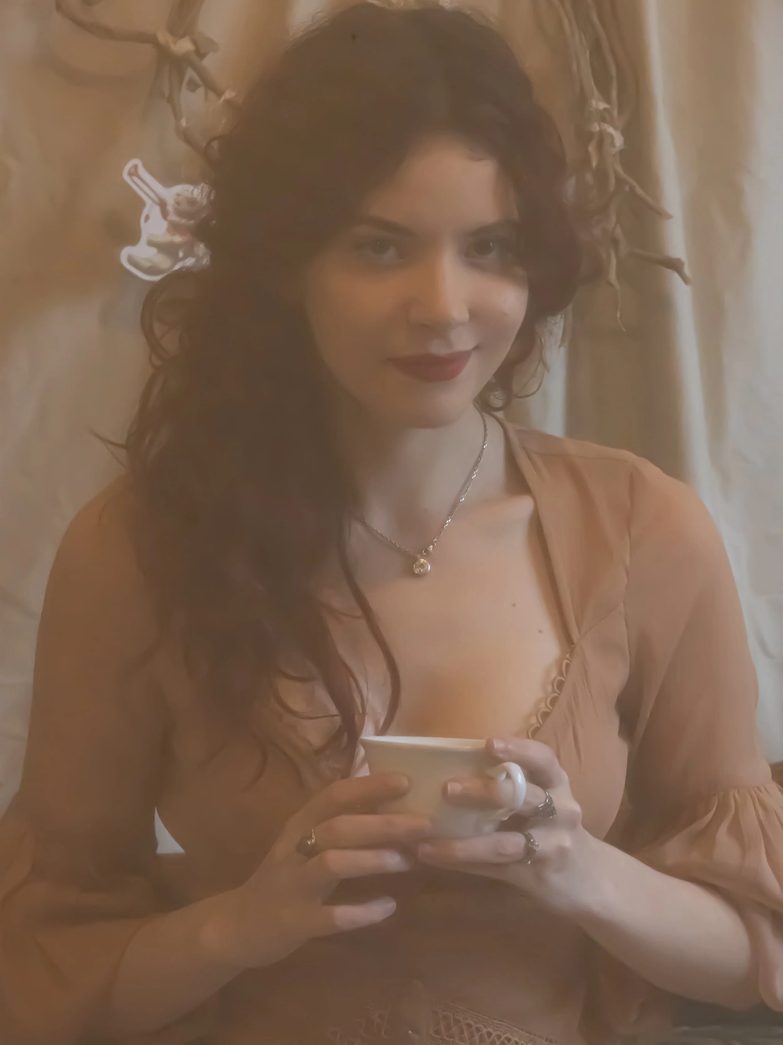 Portrait lumineux d’une femme au sourire sincère. Style naturel et chaleureux, en extérieur.