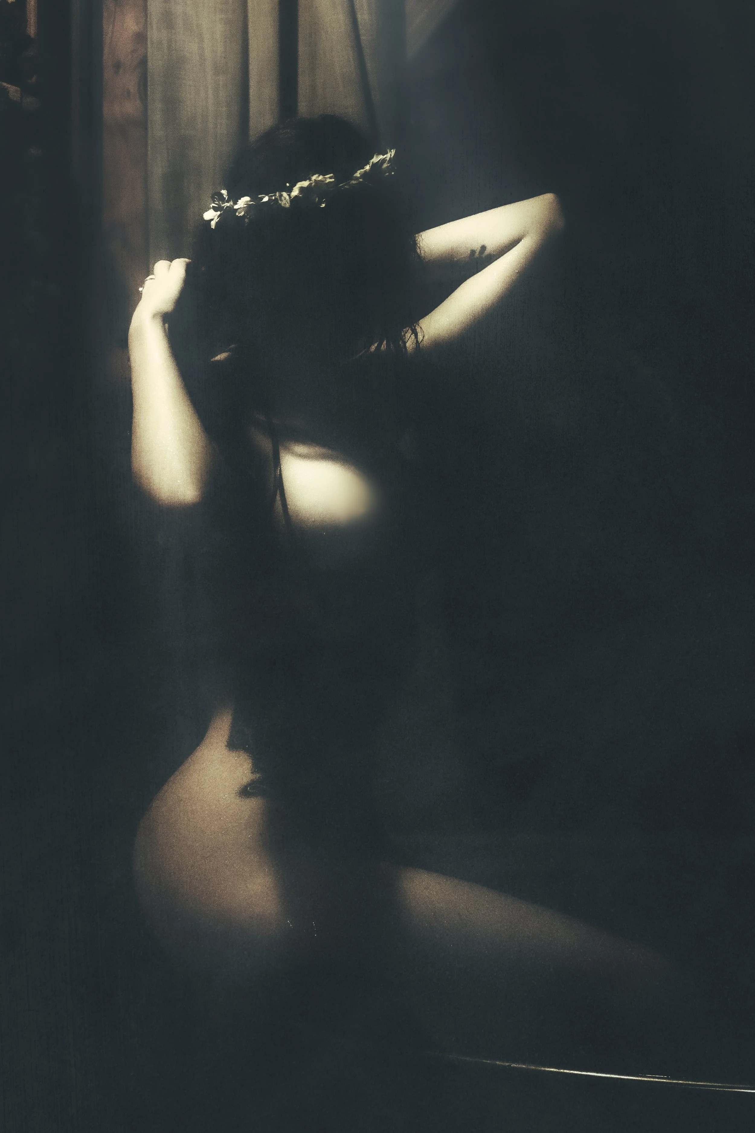 Photographie nue artistique d’un éclairage de studio. Inspiration cinématographique et jeu d’ombres stylisé.