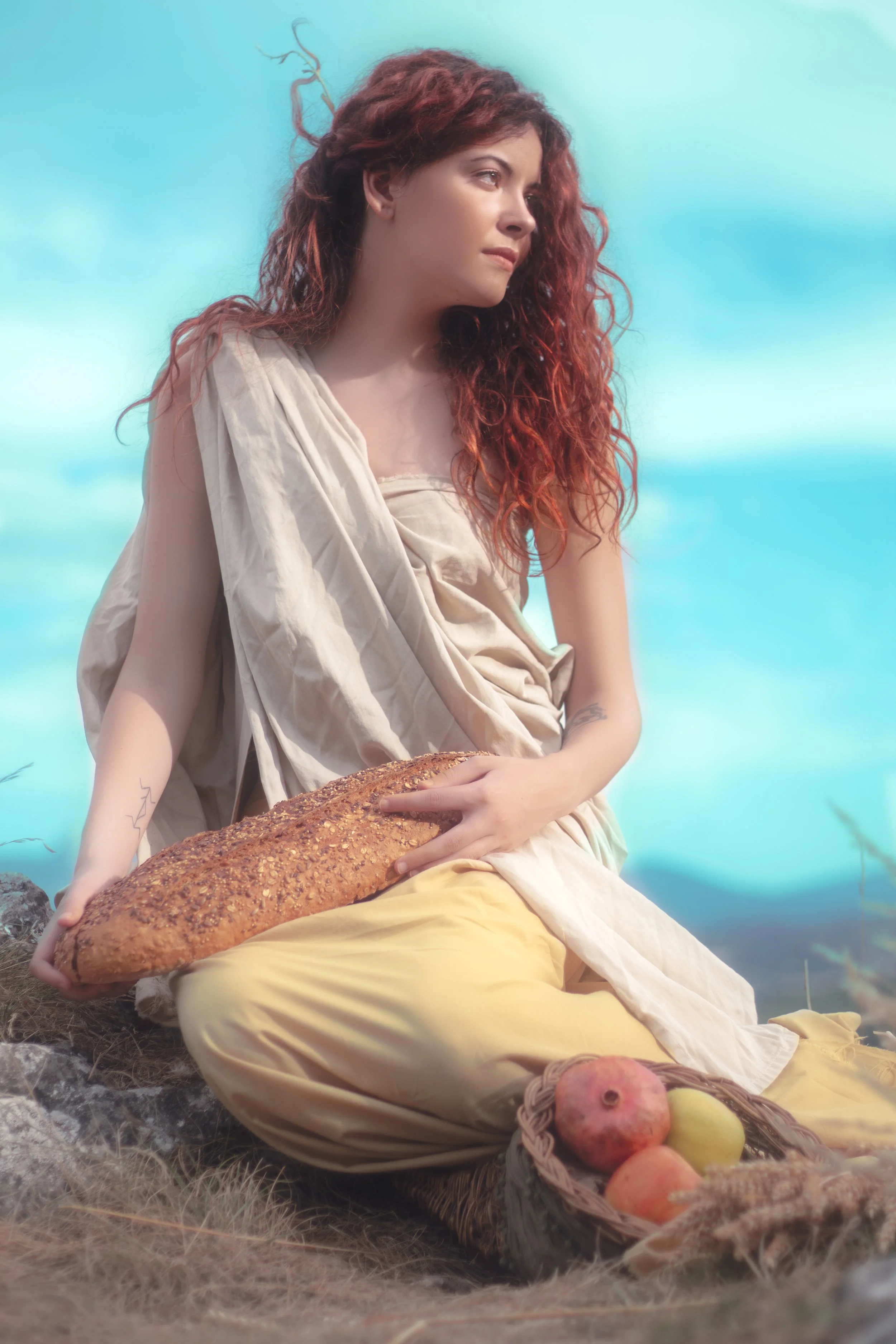 Portrait naturel assis au sol, ambiance douce et pastel dans le Bassin d’Arcachon.