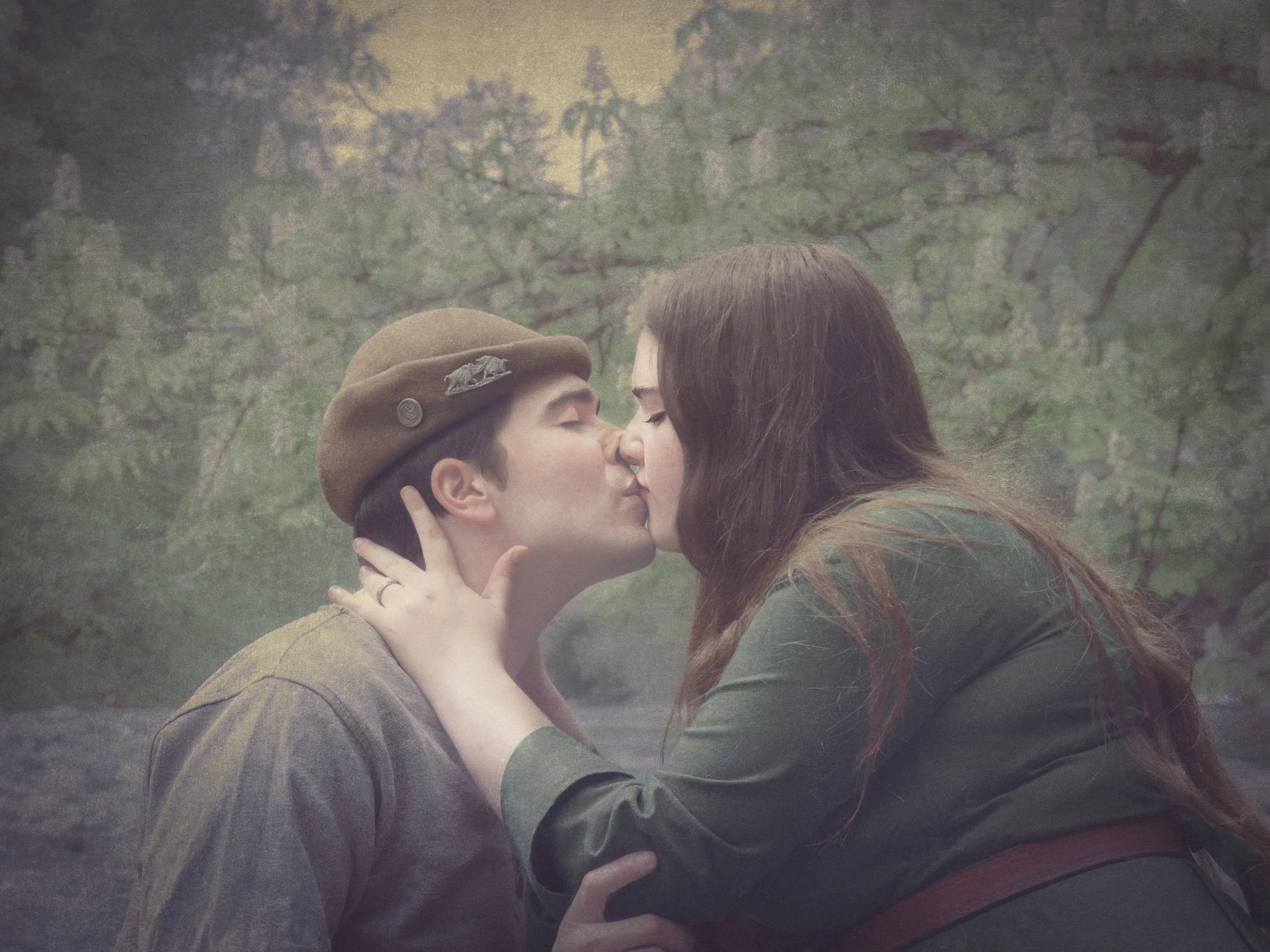 Photo de couple amoureuse dans un décor naturel. Instant de tendresse capturé au cœur de la Dordogne.
