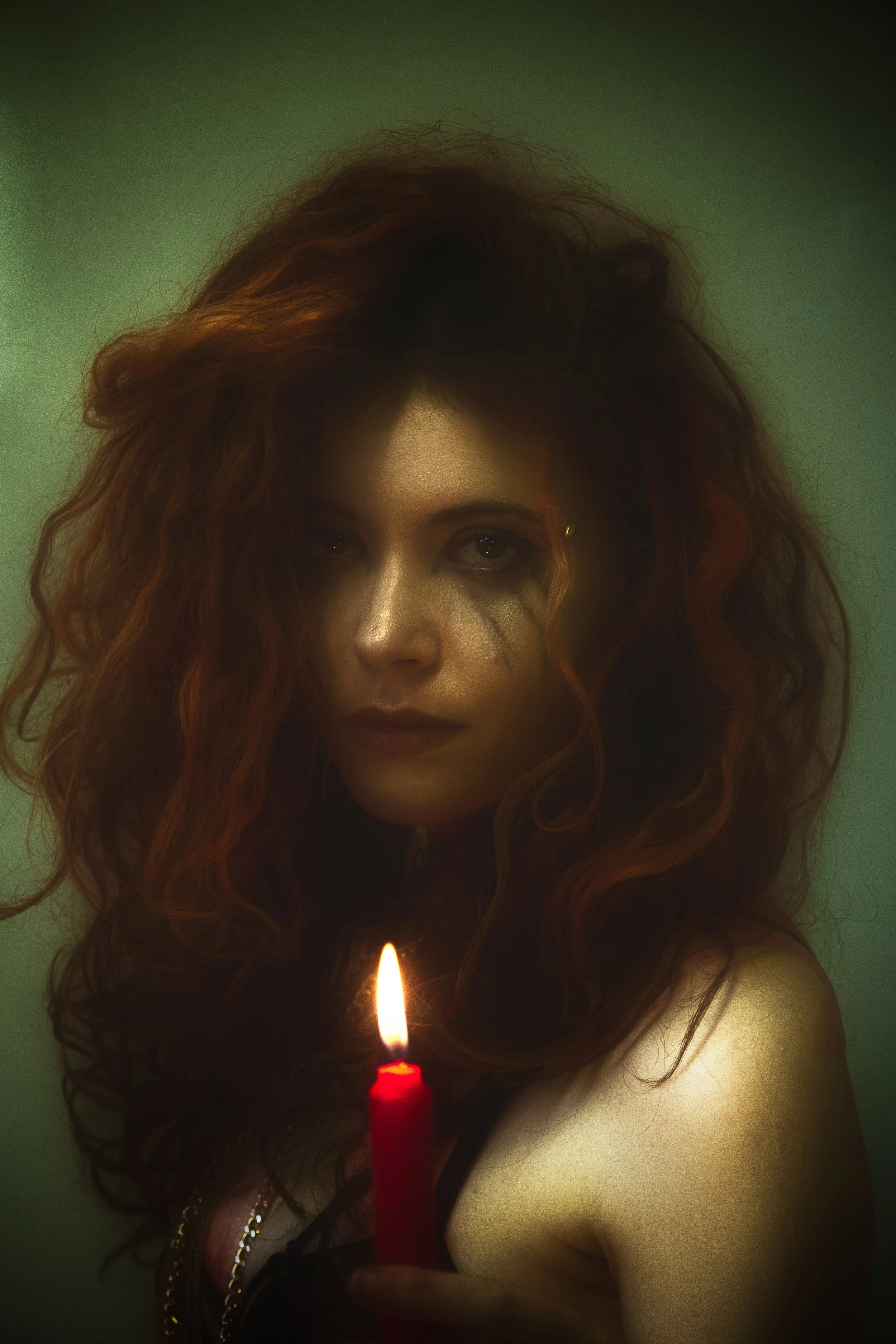 Portrait mystérieux à la bougie. Ambiance intime et lumière chaleureuse.