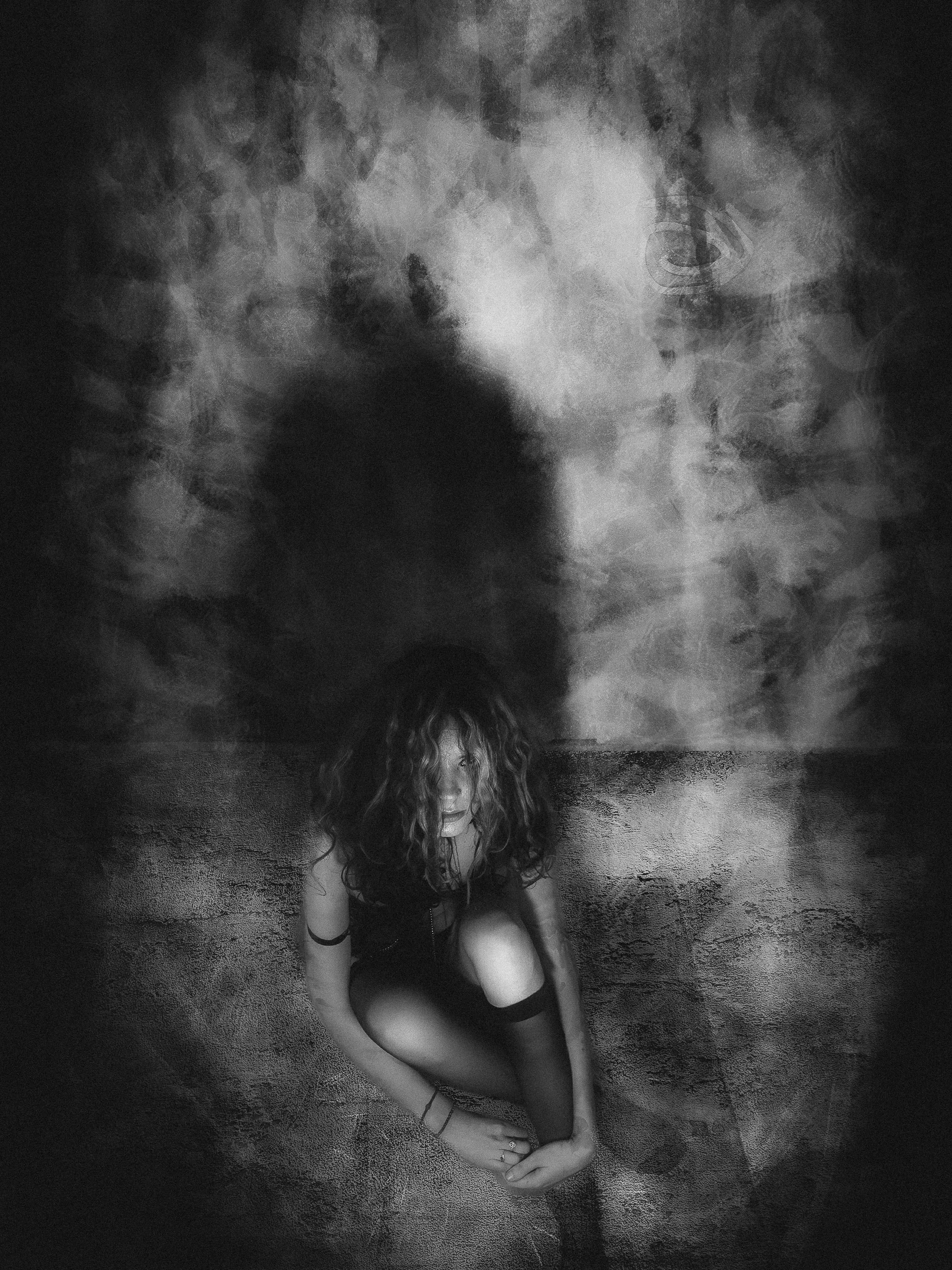 Image abstraite horrifique en noir et blanc. Silhouette féminine évoquant l’introspection.