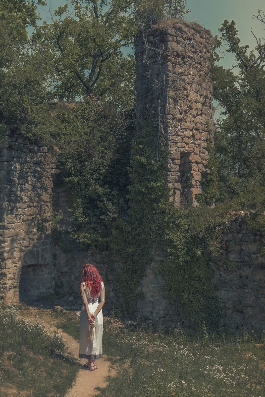 Portrait féminin pris dans des ruines anciennes. Scène évocatrice tournée près de périgueux.