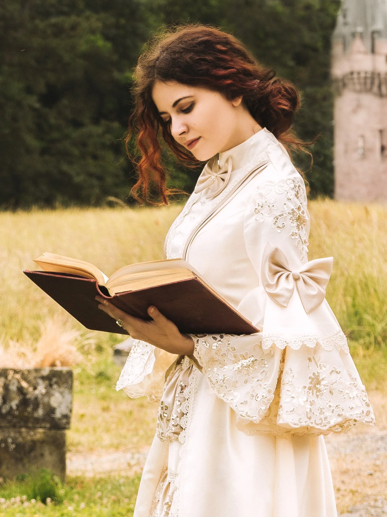 Portrait littéraire et romantique d’une femme en robe victorienne. Décor naturel doux.