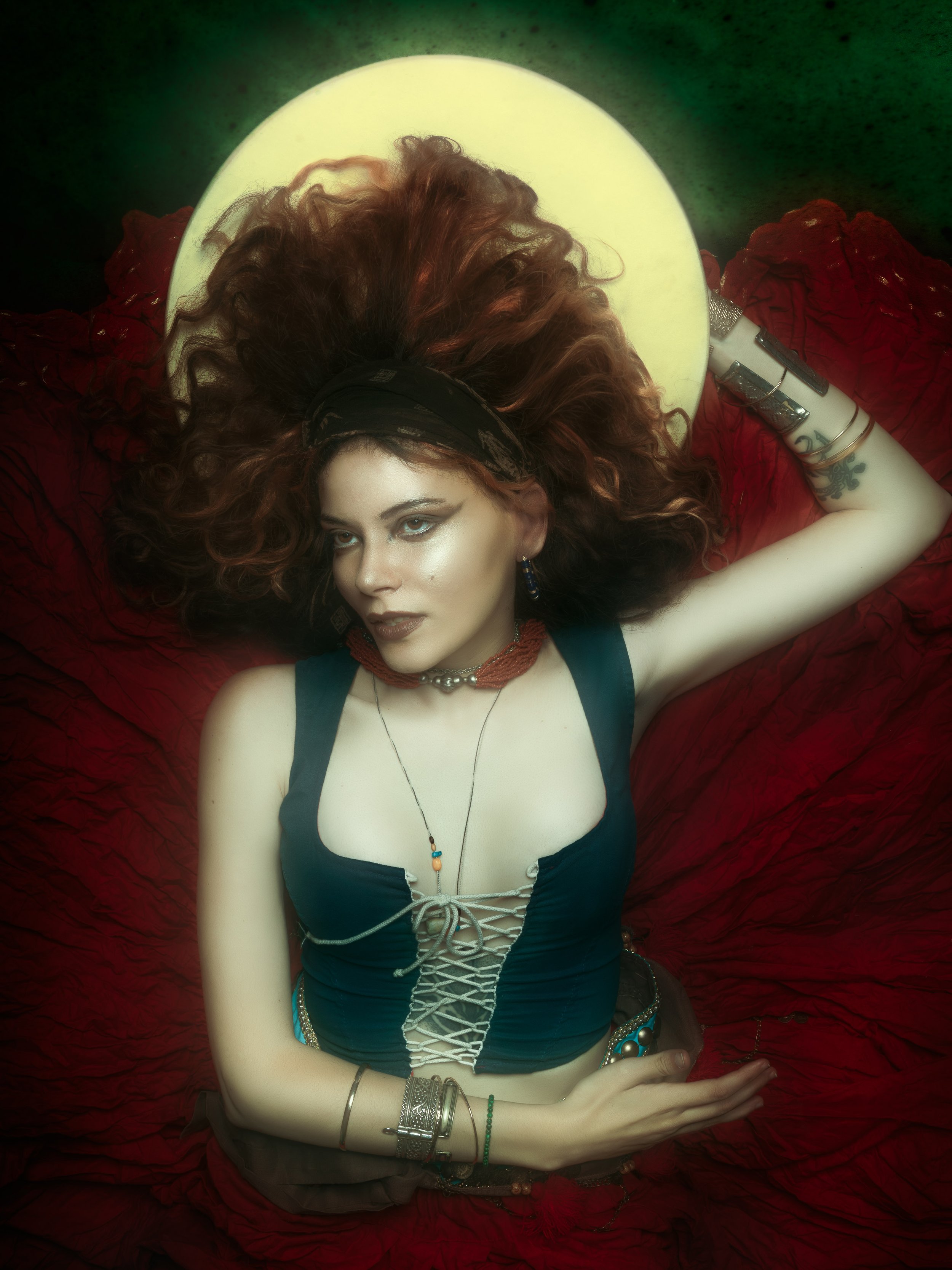 Portrait studio créatif aux cheveux en lévitation. Éclairage contrôlé et esthétique onirique.