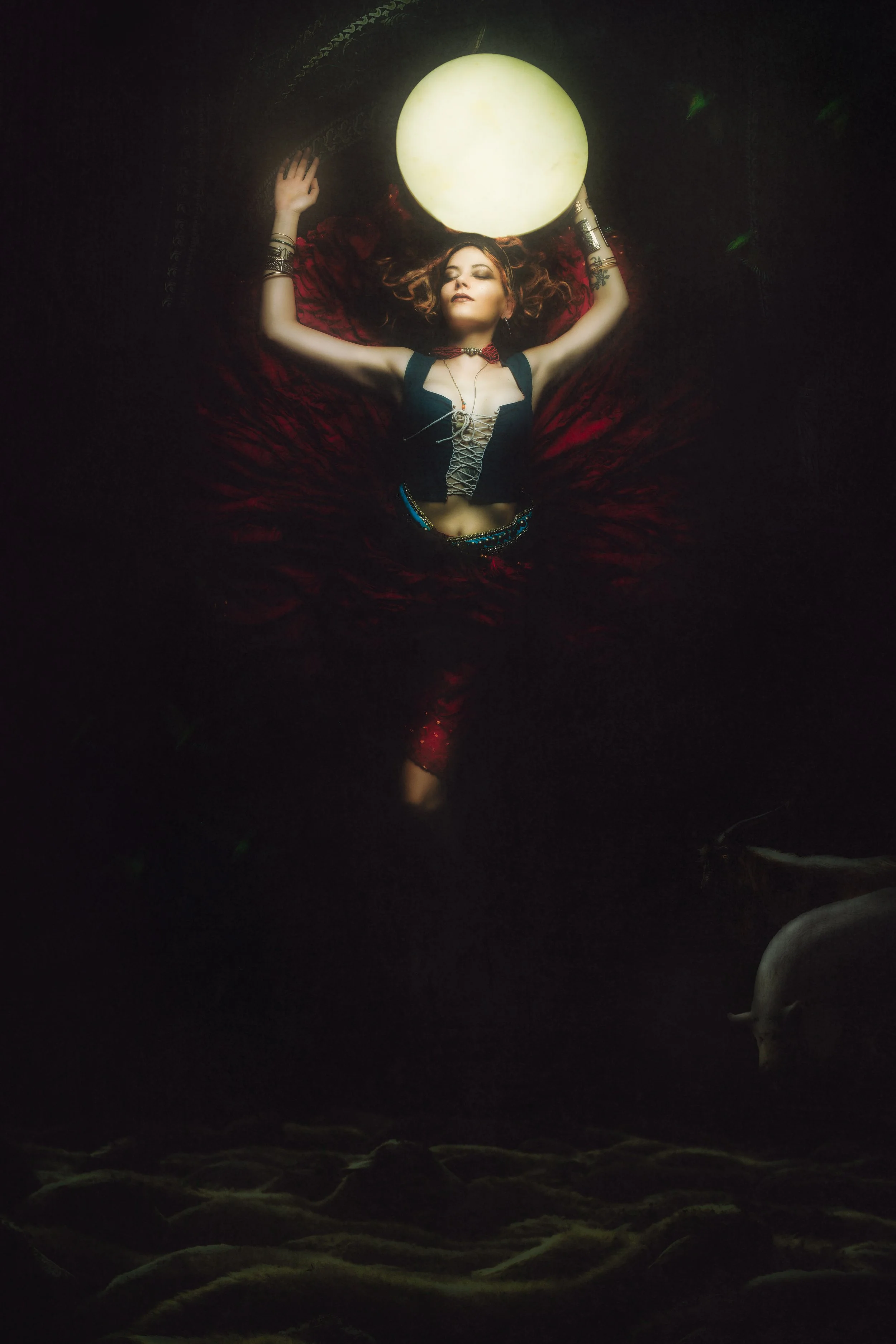 Portrait studio créatif aux cheveux en lévitation. Éclairage contrôlé et esthétique onirique.