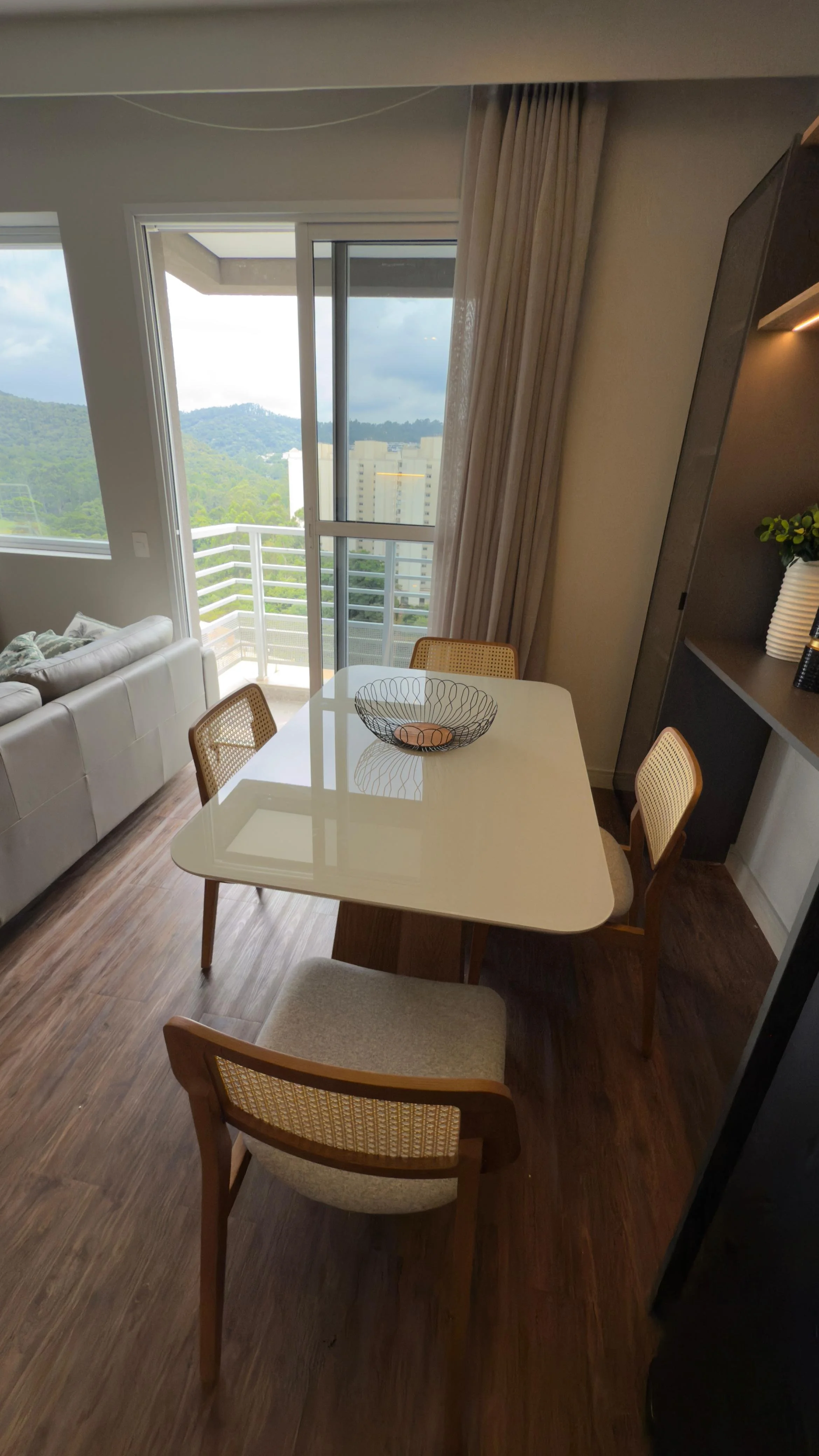 Sala de ginástica com vários equipamentos de treinamento, incluindo pesos, barras, bancos e uma máquina de musculação.