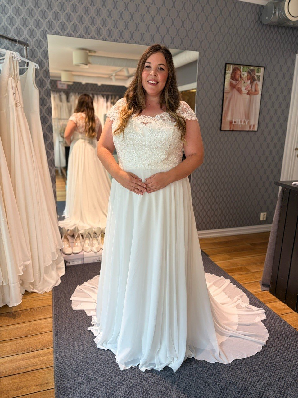 Vakre Tamara brudekjole med delikat blondetopp og enkelt skjørt i chiffon. Dette er en av våre nye brudekjoler. 