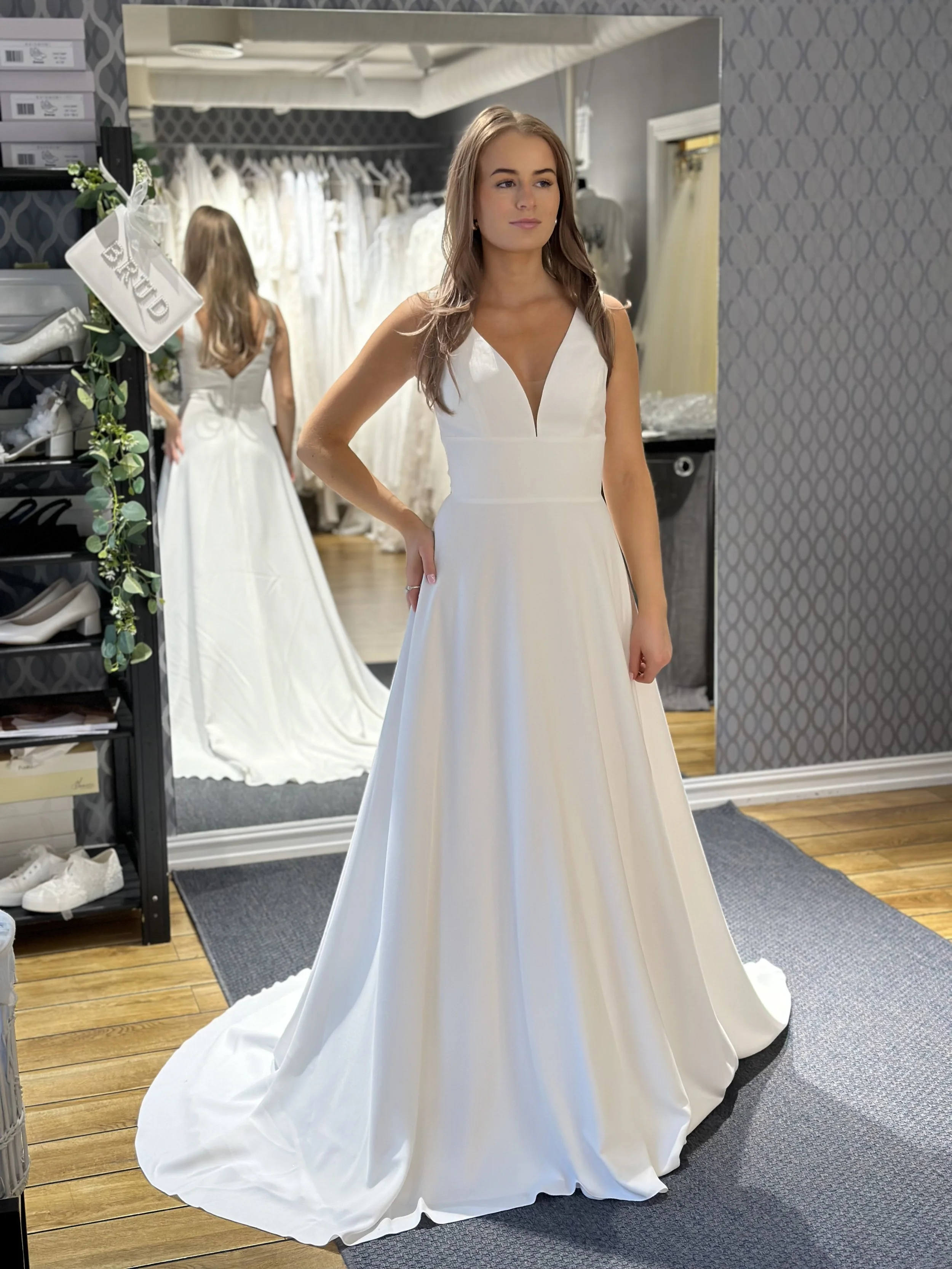 Nydelige Anastasia fra Bianco Evento passer for deg som ønsker en enkel brudekjole. Vi selger også løse ermer, som er fine å feste på denne brudekjolen. Dette er en av våre nye brudekjoler.