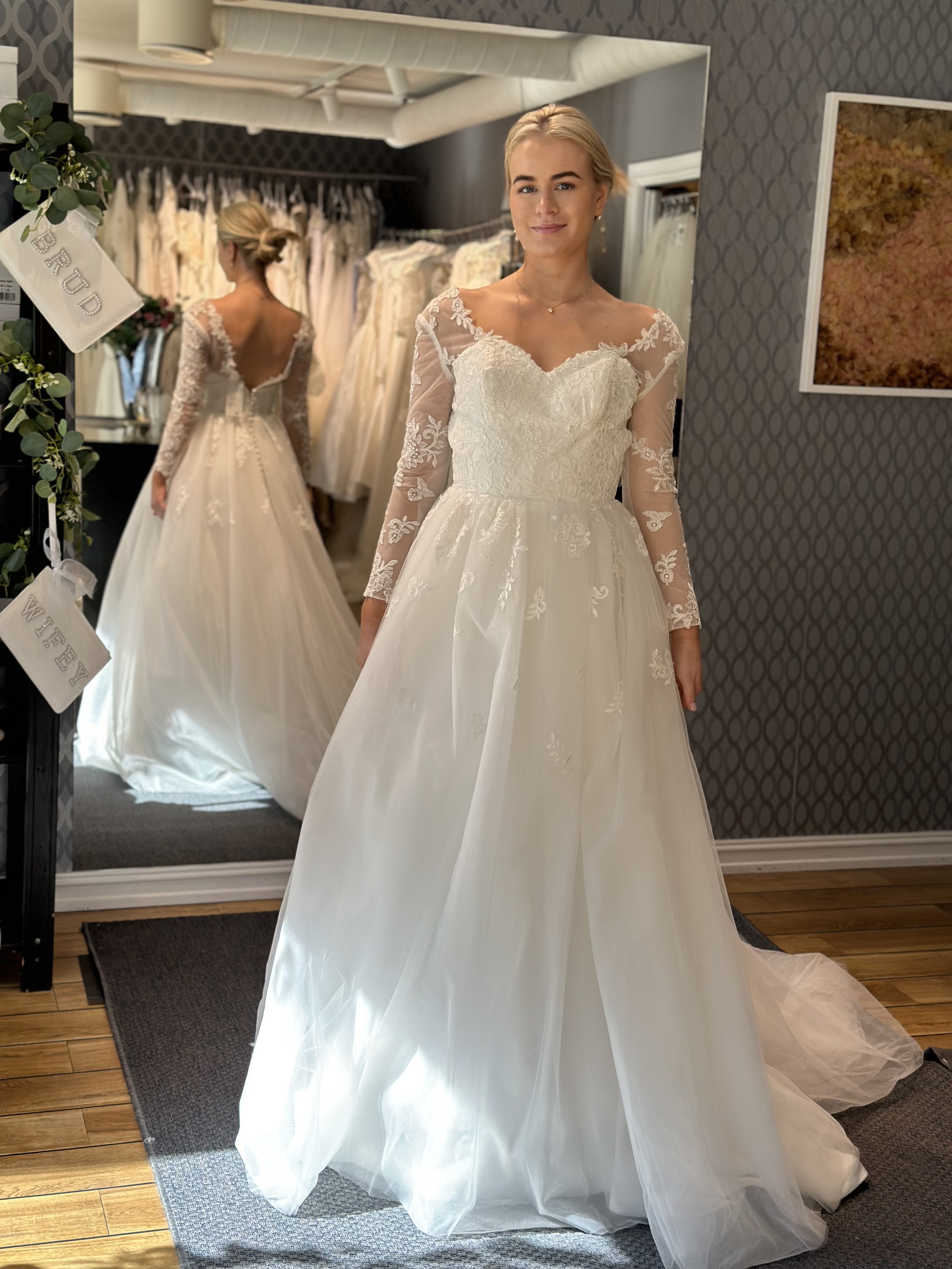 Vær prinsesse for en dag i denne brukte brudekjolen med vakre og romantiske blonder og lange ermer.