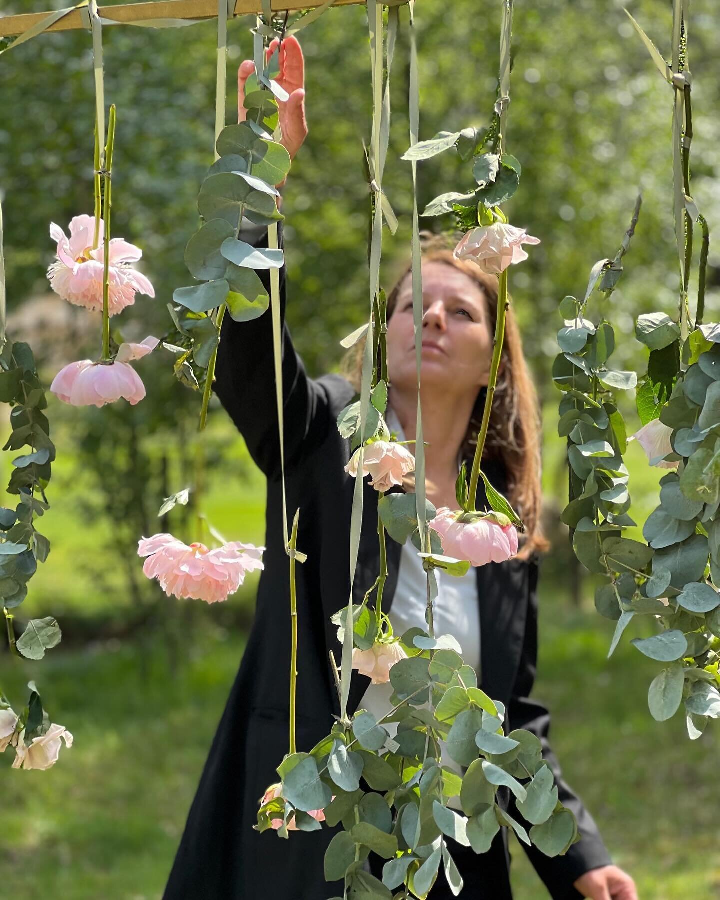 Windy weather, no problem 🌸🍃🌸🍃🌸
⠀⠀⠀⠀⠀⠀⠀⠀⠀
Flowers @bla_blomster_
⠀⠀⠀⠀⠀⠀⠀⠀⠀
#weddingflowers #weddingarch #weddingplannerduties #outdoorwedding #weddingbybrudepikene #brudepikeneswedding #weddingnorway #norwayelopement #weddinginnorway #norwegianw